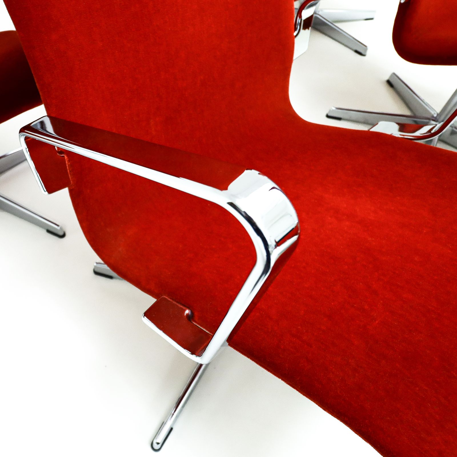 Set Of 6 Rare Lounge Version Arne Jacobsen Oxford Chairs In Vibrant Ferrari Red Velvet For Fritz Hansen photo vintage