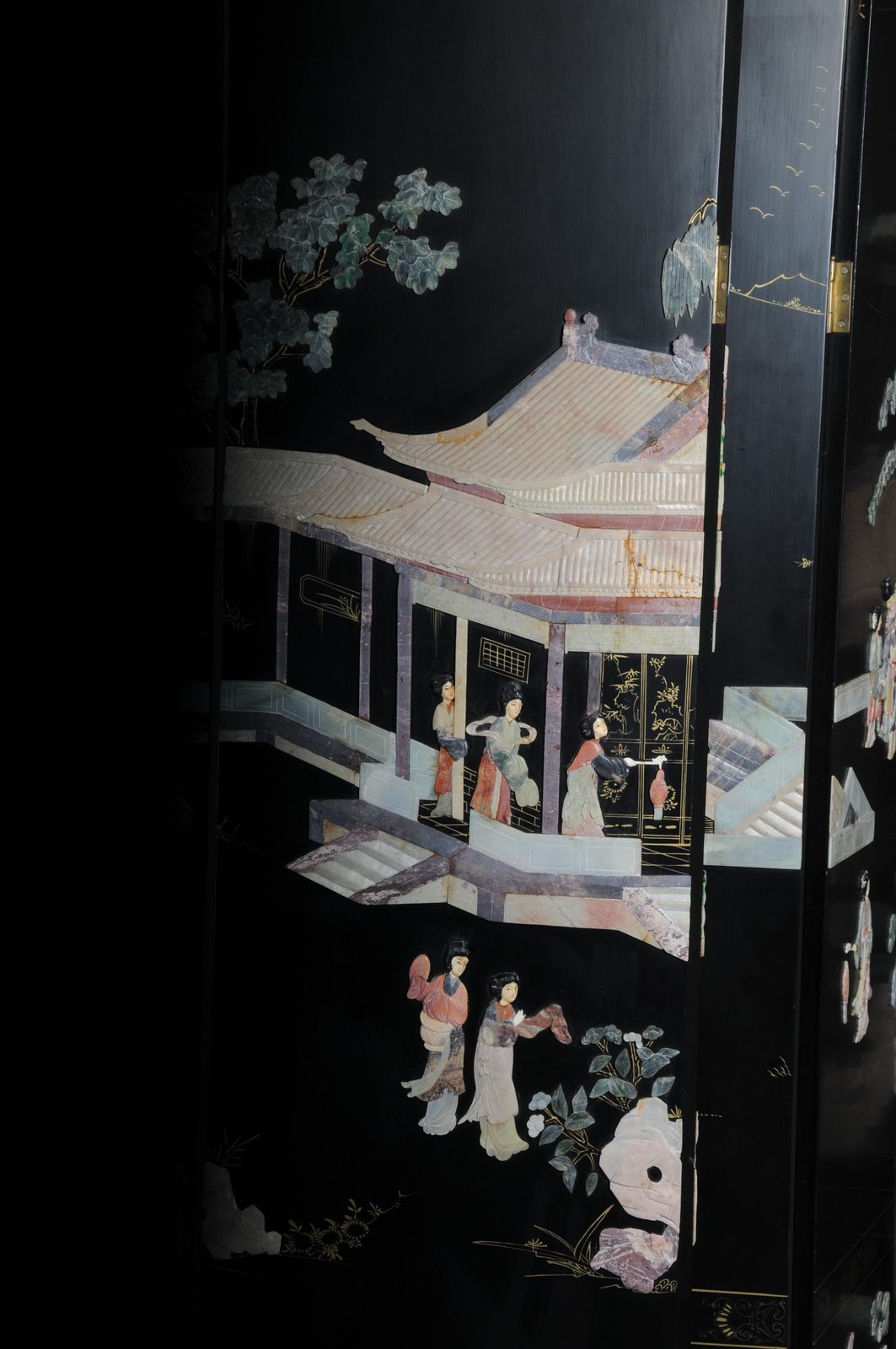 photo vintage Exclusive Japanese Screen/Room Divider Made Of Black Lacquer, Painted And Inlaid