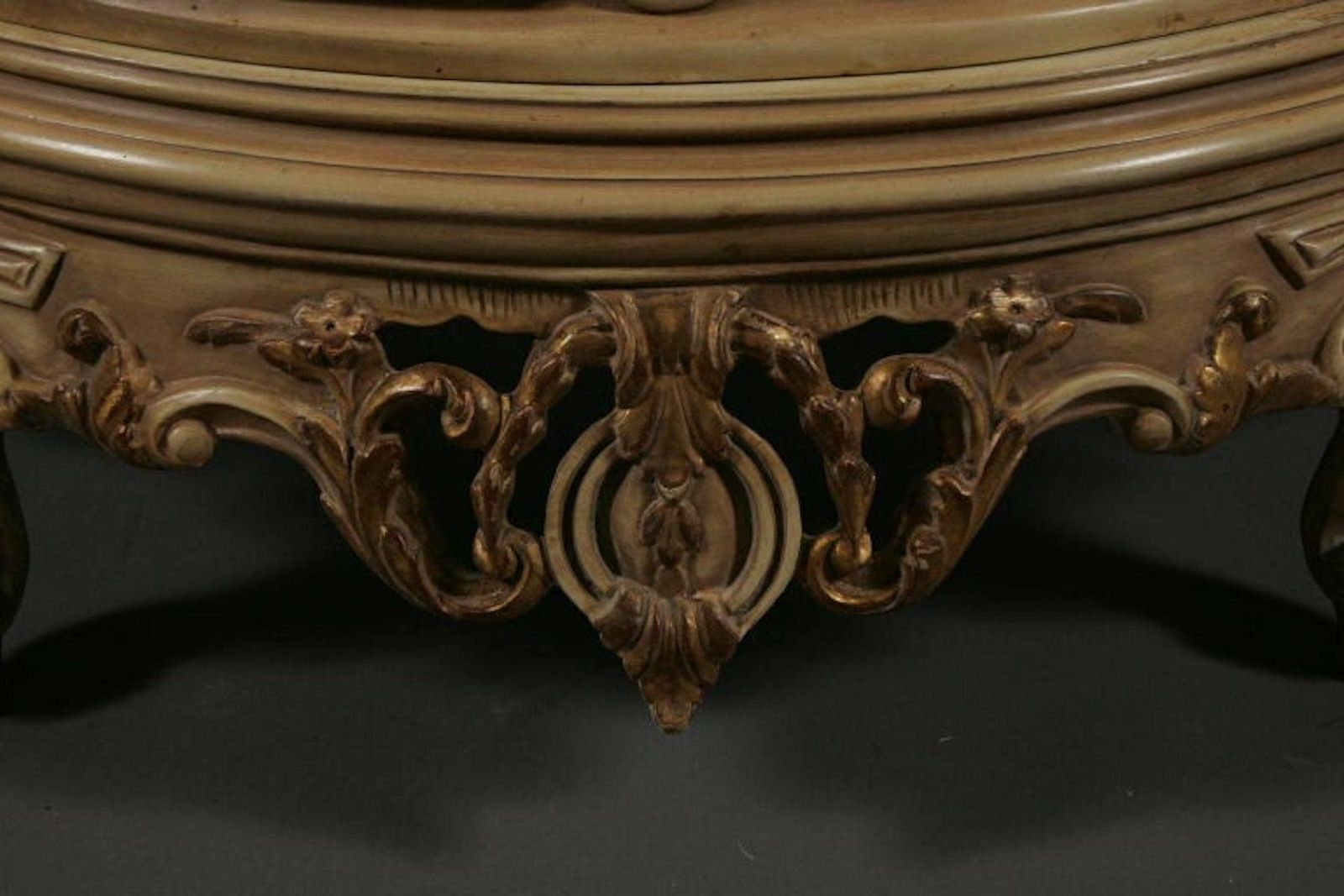 20th Century French Curved Feet Vitrine photo Furniture