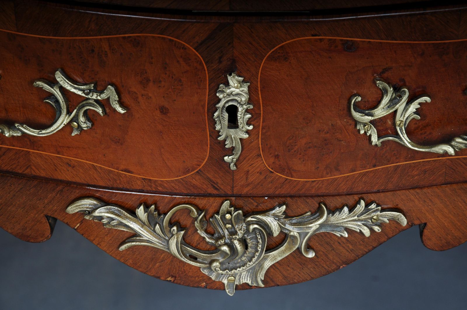 photo vinterior Elegant Old Chest Of Drawers From The 20th Century, Louis XV, Paris