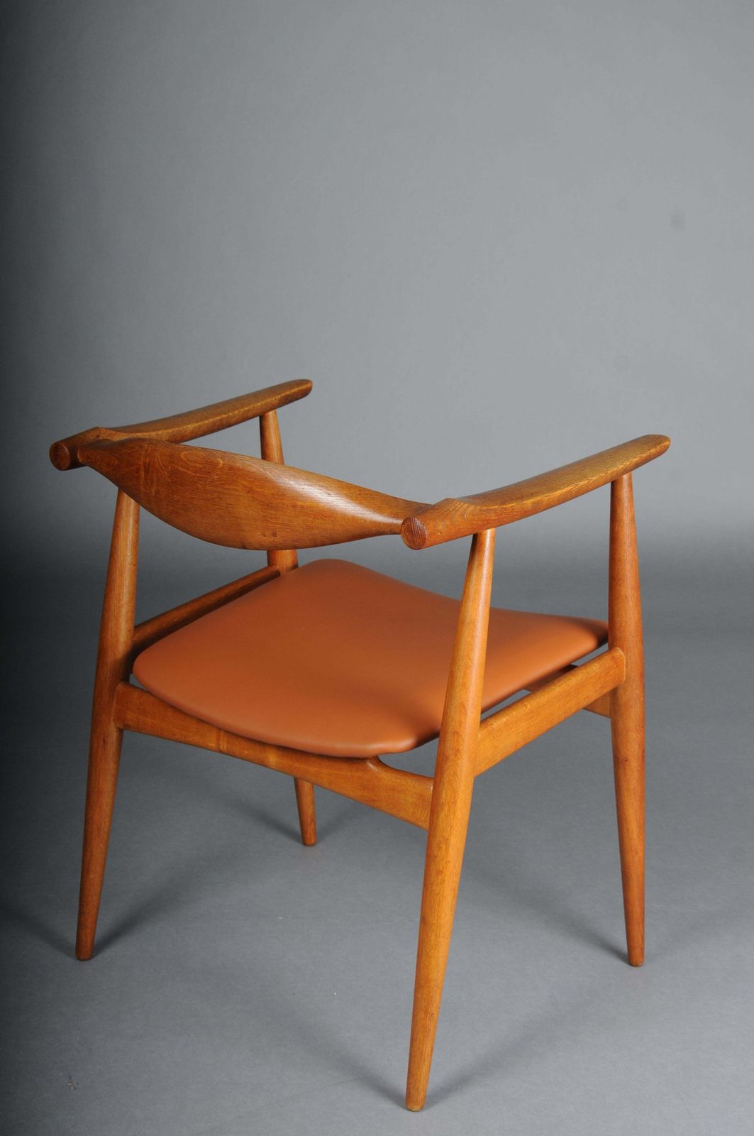 photo furniture Hans J. Wegner. Armchair, Teak/Leather, Model Ch 35, Carl Hansen & Son, Denmark.
