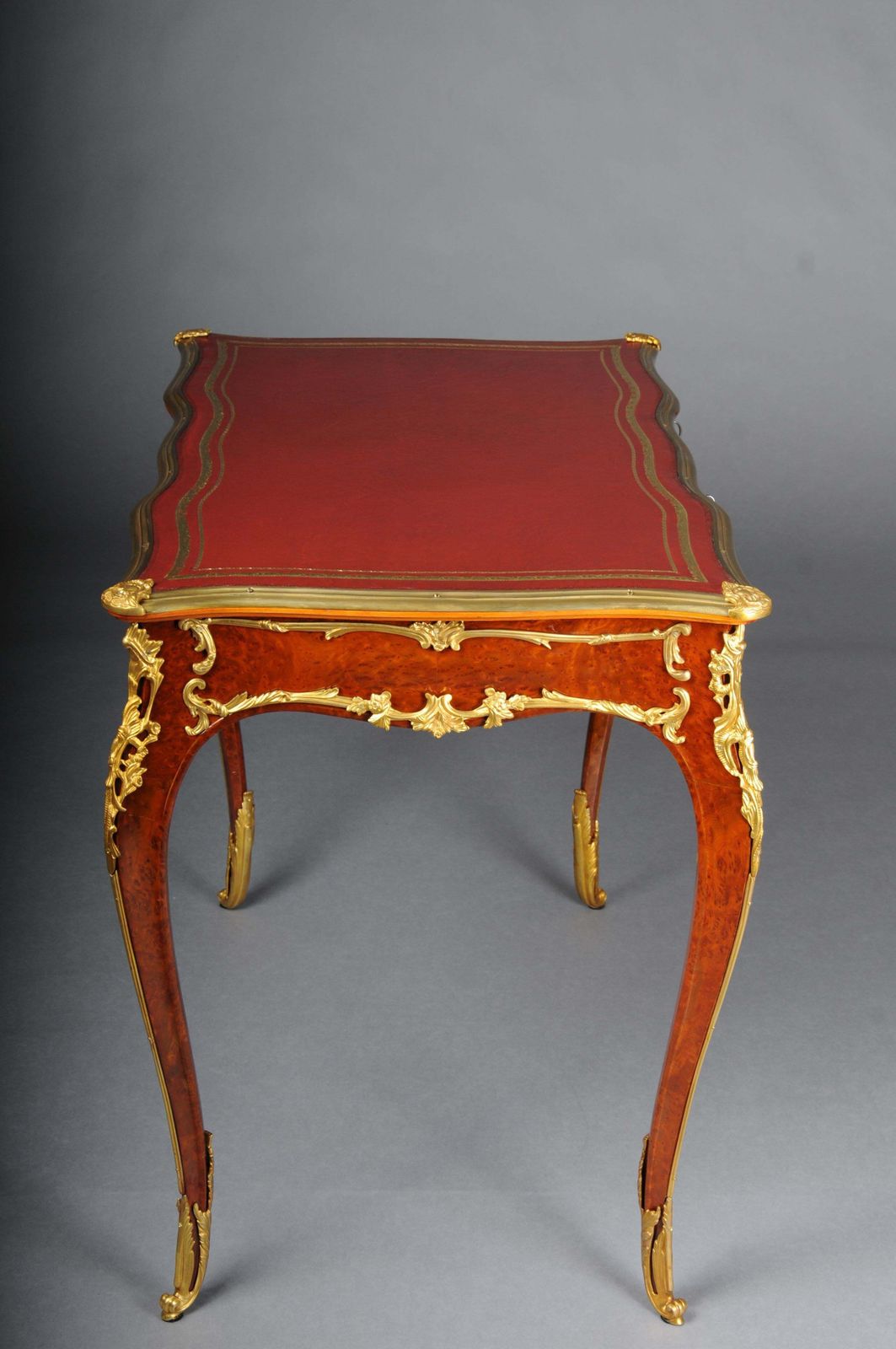 photo furniture Elegant Veneered Bureau Plat / Desk In Louis XV Style