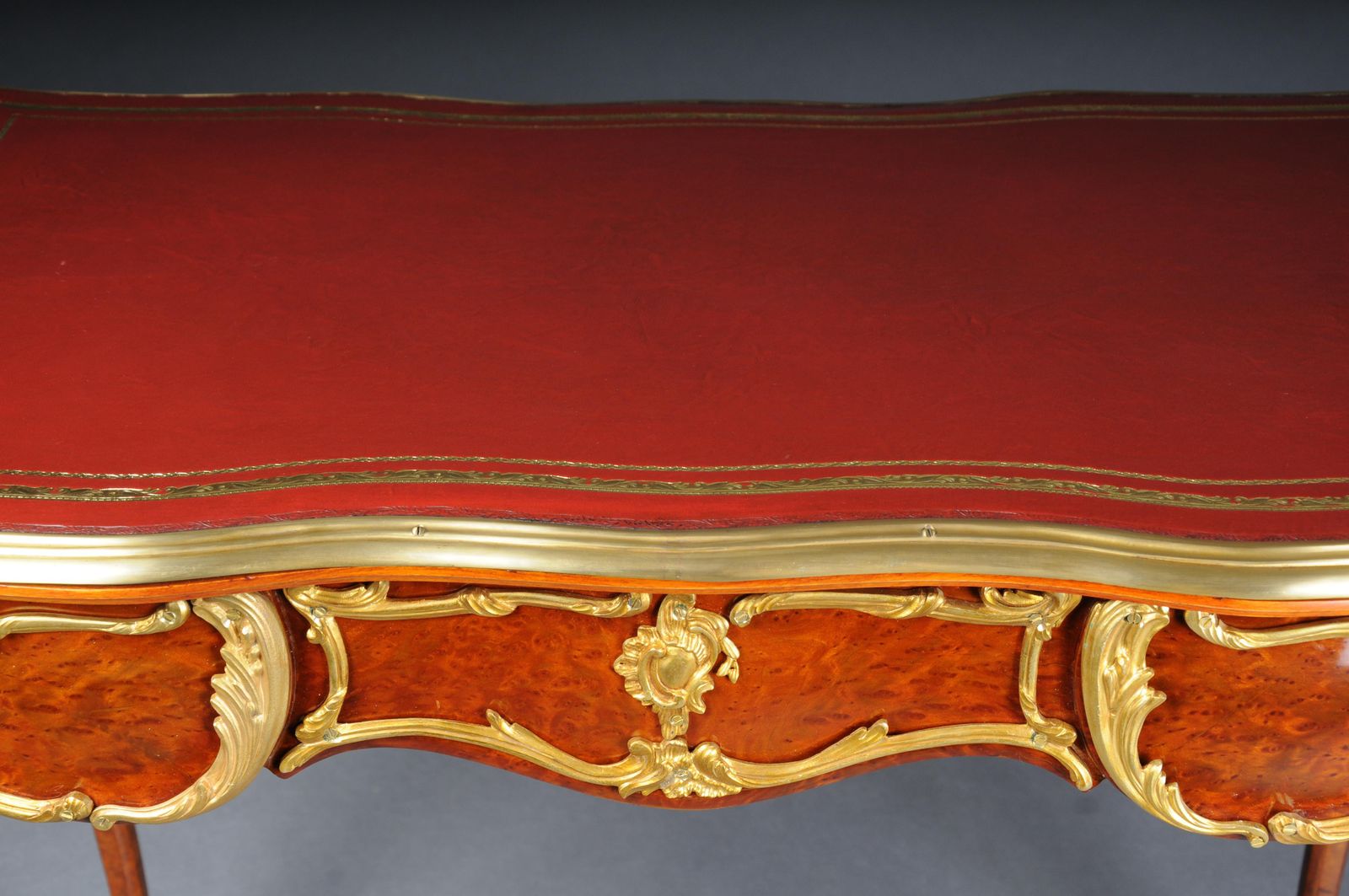 photo vintage Elegant Veneered Bureau Plat / Desk In Louis XV Style