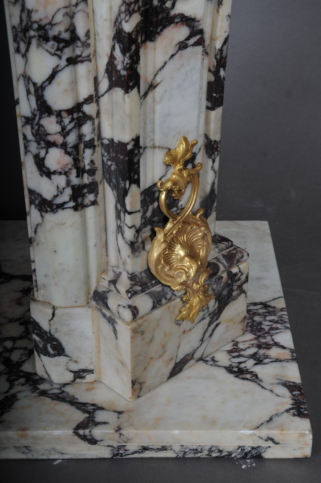 photo vintage 20th Century Magnificent French Marble Fireplace With Gilded Bronze.