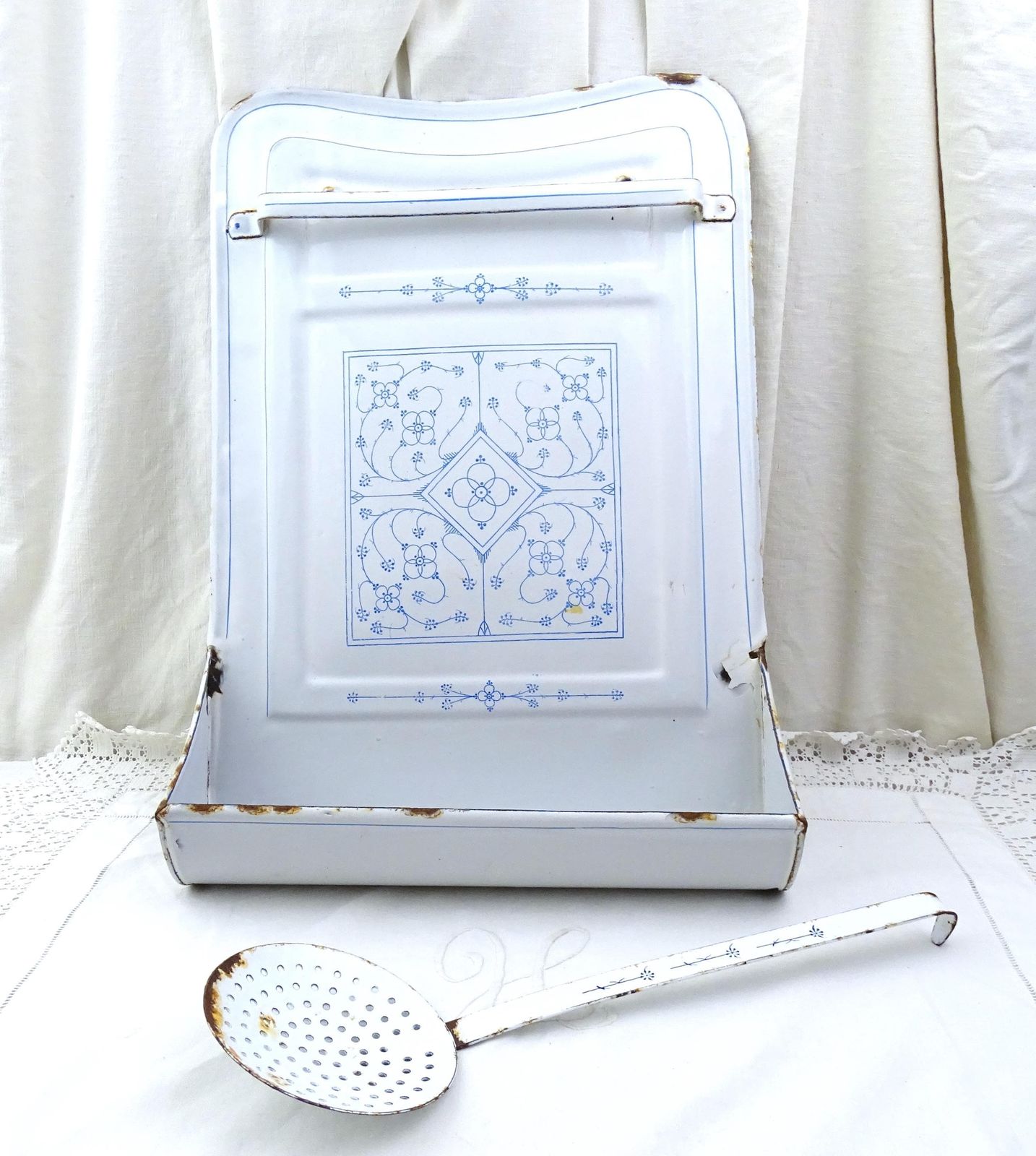 Antiek Frans Wit Geëmailleerd Druipbakje Met Blauw Patroon En Zeef, Wandmontage – Decoratief Keukenitem Uit Frankrijk photo furniture