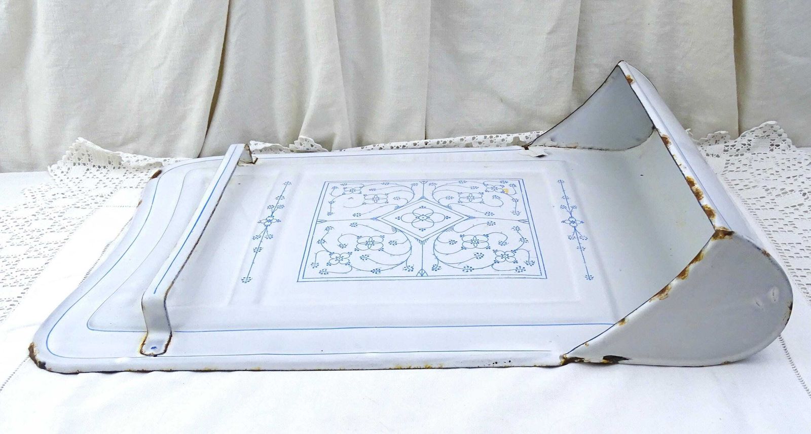 Antiek Frans Wit Geëmailleerd Druipbakje Met Blauw Patroon En Zeef, Wandmontage – Decoratief Keukenitem Uit Frankrijk photo buy