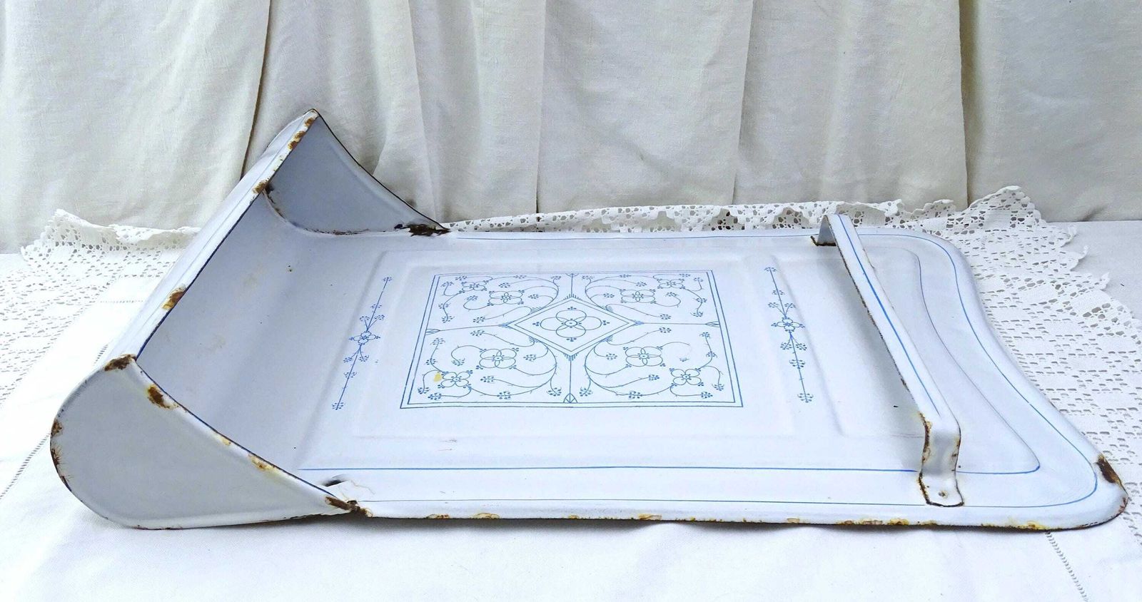 Antiek Frans Wit Geëmailleerd Druipbakje Met Blauw Patroon En Zeef, Wandmontage – Decoratief Keukenitem Uit Frankrijk photo vintage