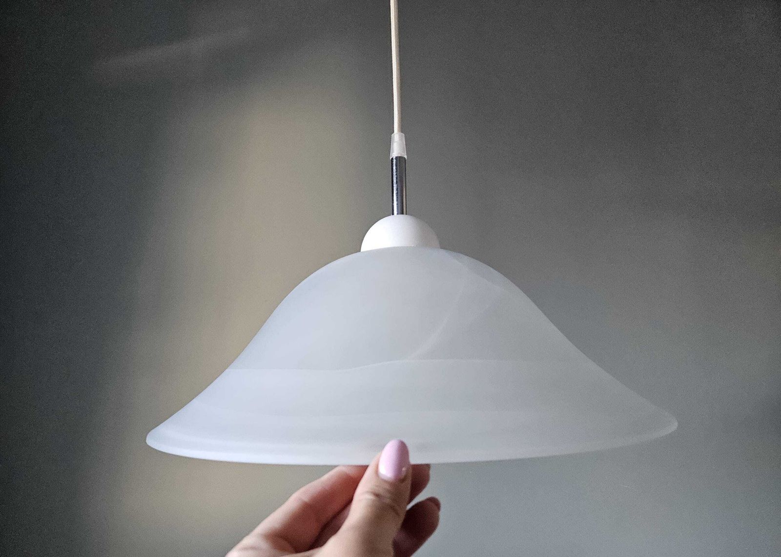 Vintage Murano Glazen Hanglamp, Mid-Century Plafondlamp, Hanglamp, Wit Paddenstoelvormig Murano Glas met Wervelmotief, Vintage Kroonluchter