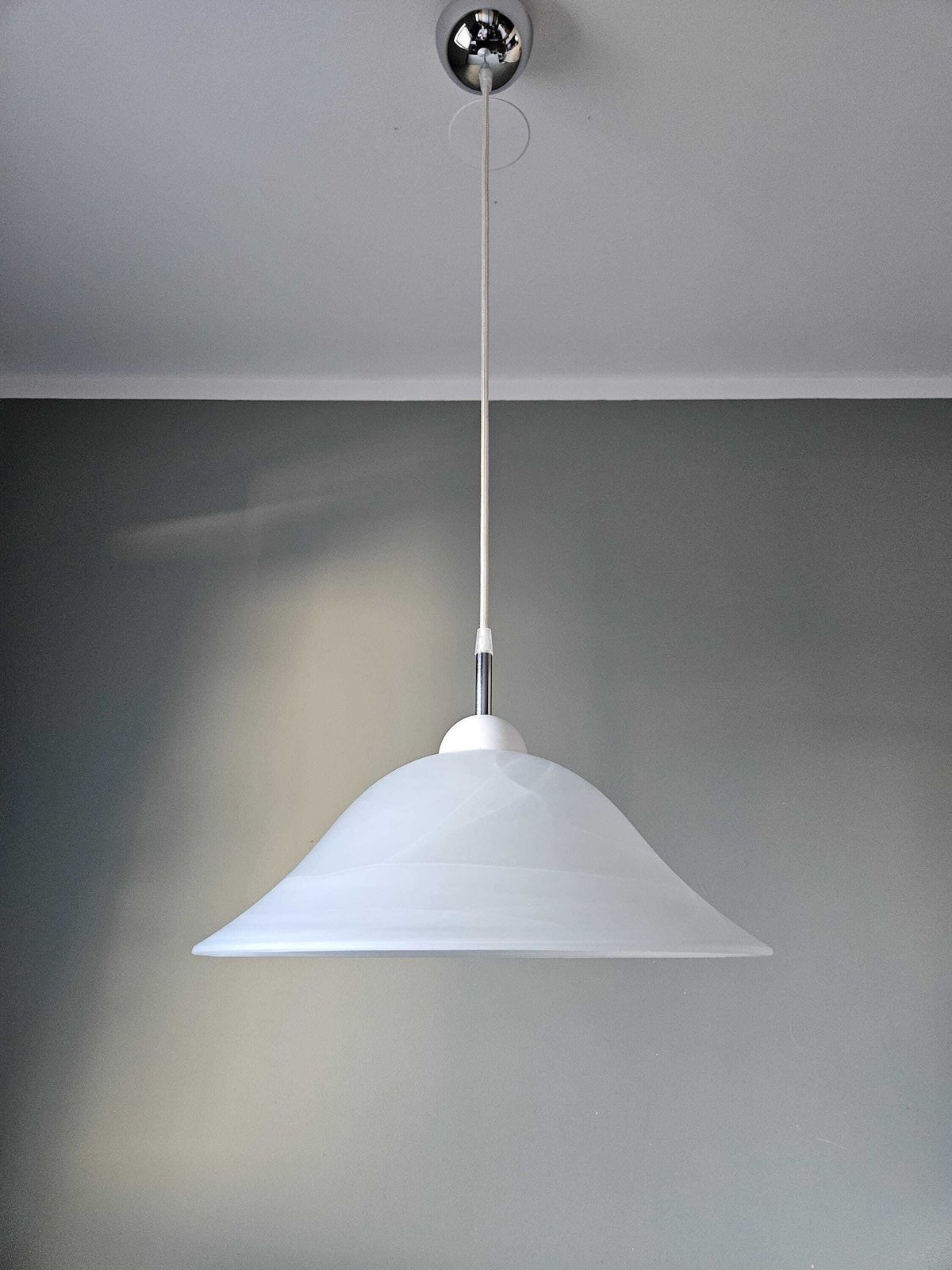 Vintage Murano Glazen Hanglamp, Mid-Century Plafondlamp, Hanglamp, Wit Paddenstoelvormig Murano Glas met Wervelmotief, Vintage Kroonluchter photo furniture