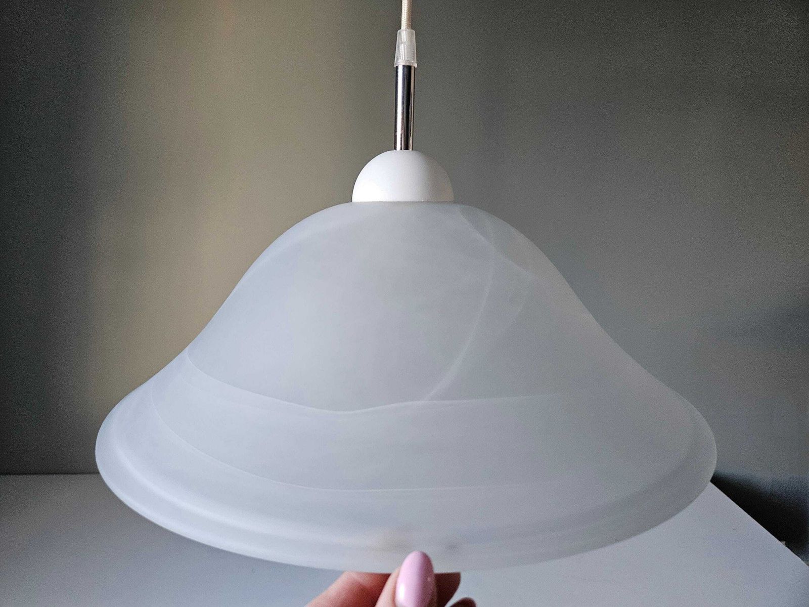 Vintage Murano Glazen Hanglamp, Mid-Century Plafondlamp, Hanglamp, Wit Paddenstoelvormig Murano Glas met Wervelmotief, Vintage Kroonluchter photo for sale