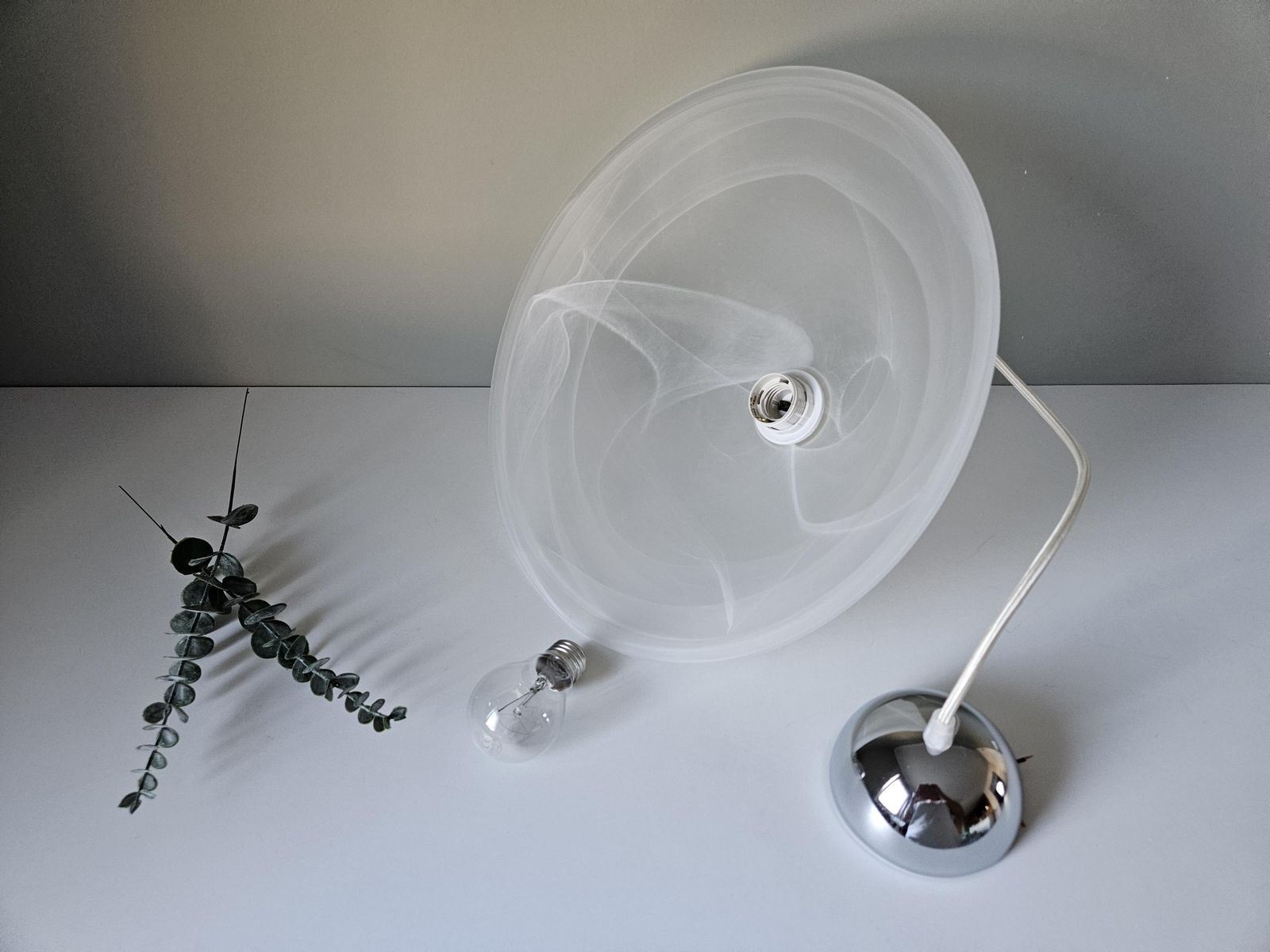 Vintage Murano Glazen Hanglamp, Mid-Century Plafondlamp, Hanglamp, Wit Paddenstoelvormig Murano Glas met Wervelmotief, Vintage Kroonluchter photo Verlichting
