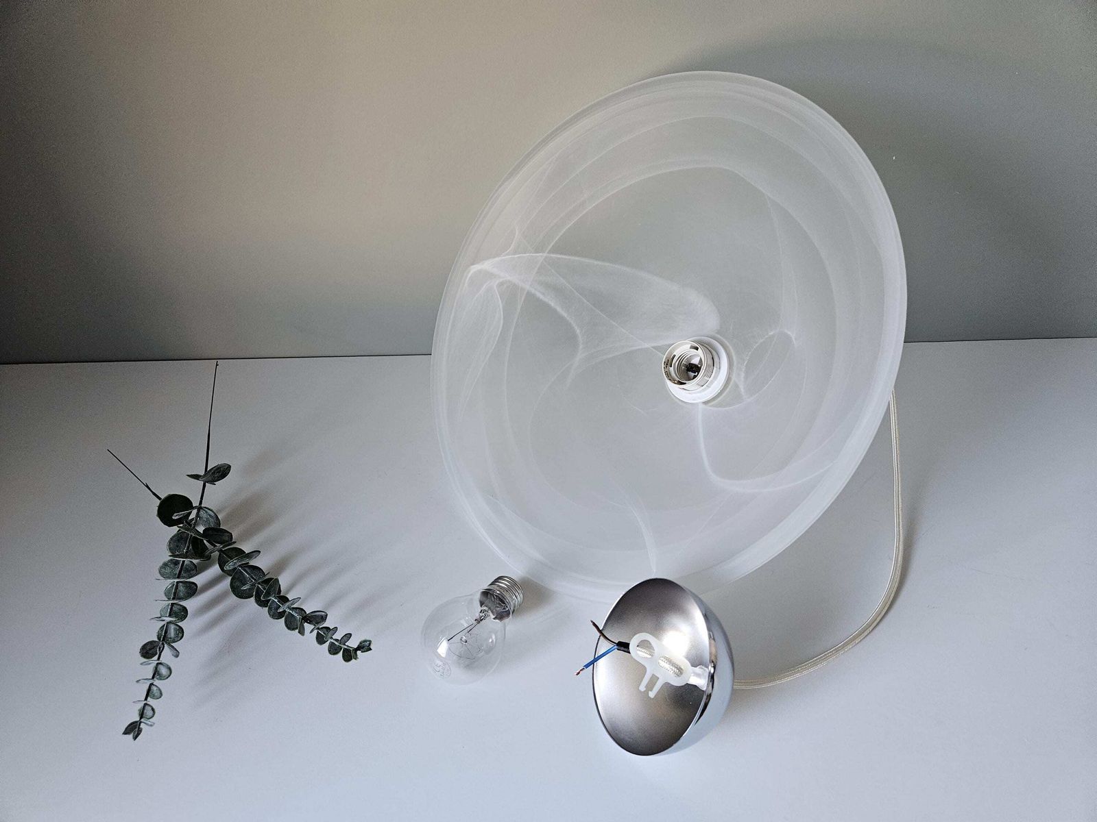 Vintage Murano Glazen Hanglamp, Mid-Century Plafondlamp, Hanglamp, Wit Paddenstoelvormig Murano Glas met Wervelmotief, Vintage Kroonluchter photo vintage