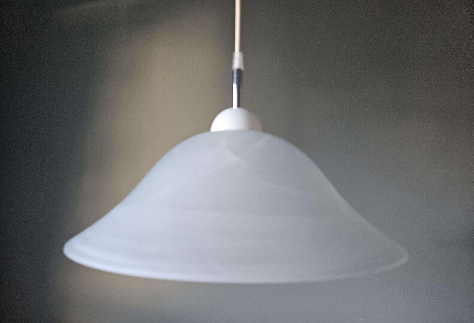 photo furniture Vintage Murano Glazen Hanglamp, Mid-Century Plafondlamp, Hanglamp, Wit Paddenstoelvormig Murano Glas met Wervelmotief, Vintage Kroonluchter