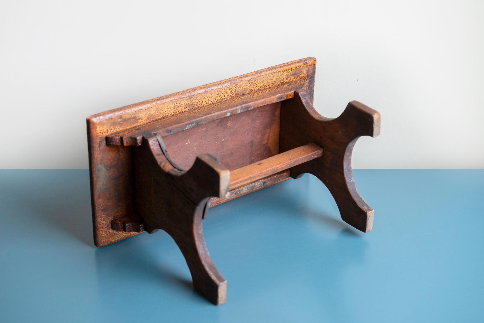Antiek Houten Krukje, Handgesneden Tabouret, Decoratief Bijzettafeltje, Rustiek Victoriaans Plantenstandaard, Kleine Bank photo vintage