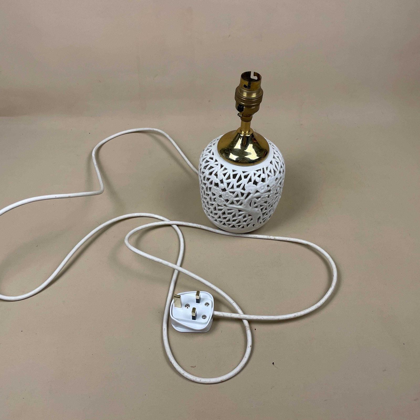 Vintage Ceramic Lamp Light Bedside Table Cut Out Oriental Chinese Pattern Vase White Antique Brass Gold Trims Medium Round photo vintage
