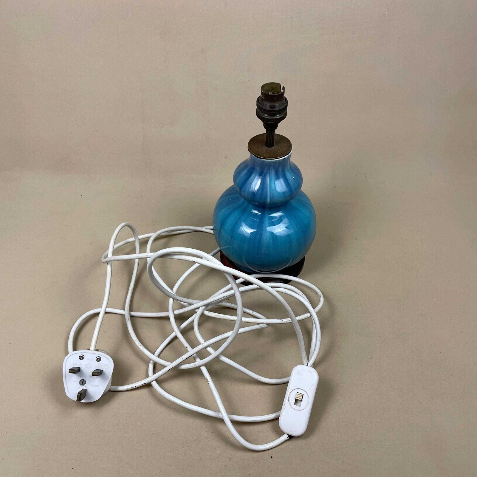photo furniture Vintage Ceramic Lamp Light Bedside Table Hand Painted Glaze Design Pattern Vase Blue Antique Brass Gold Trims Medium Wood Base