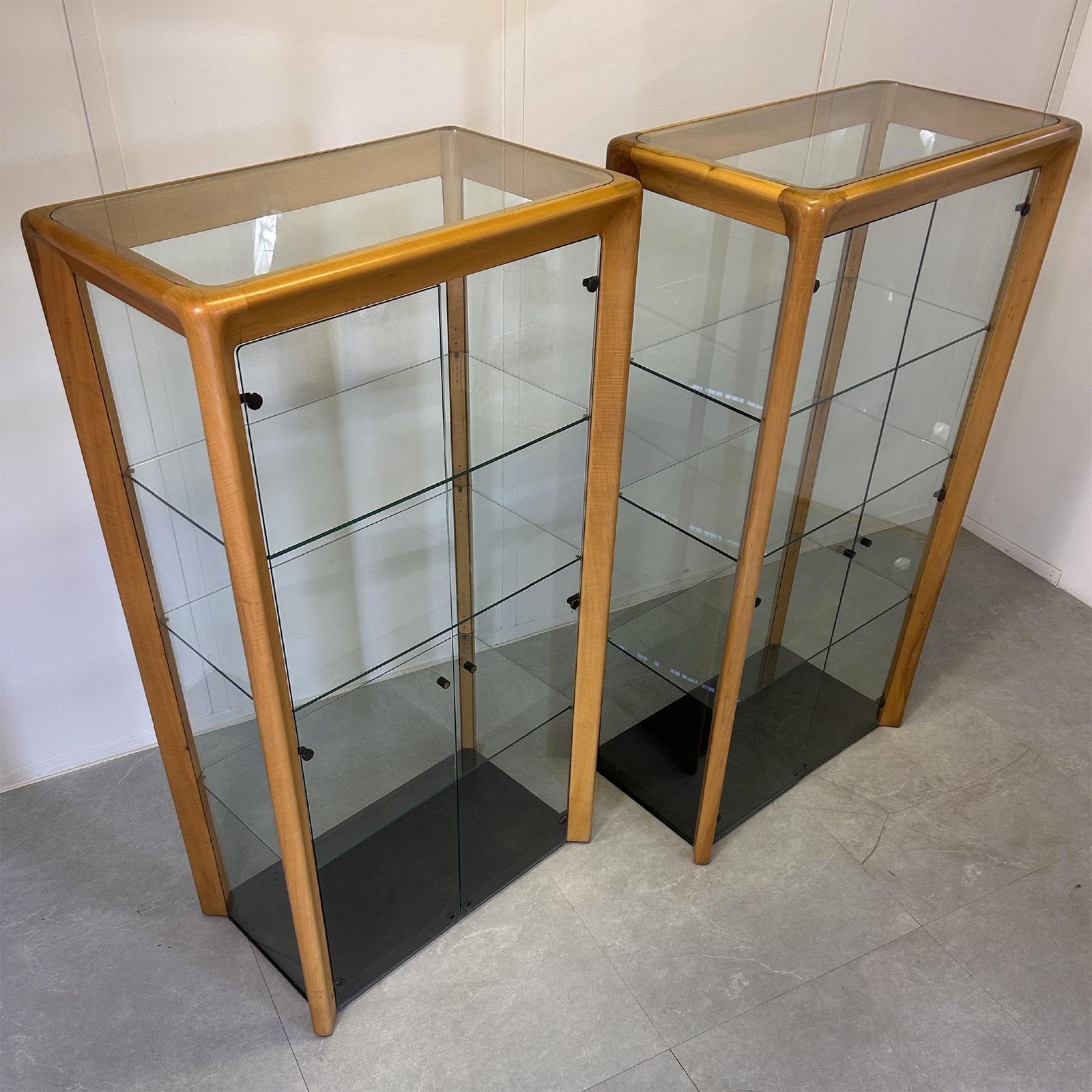 Angelo Mangiarotti Set Of Two Showcases De Nos 1970s. photo for sale