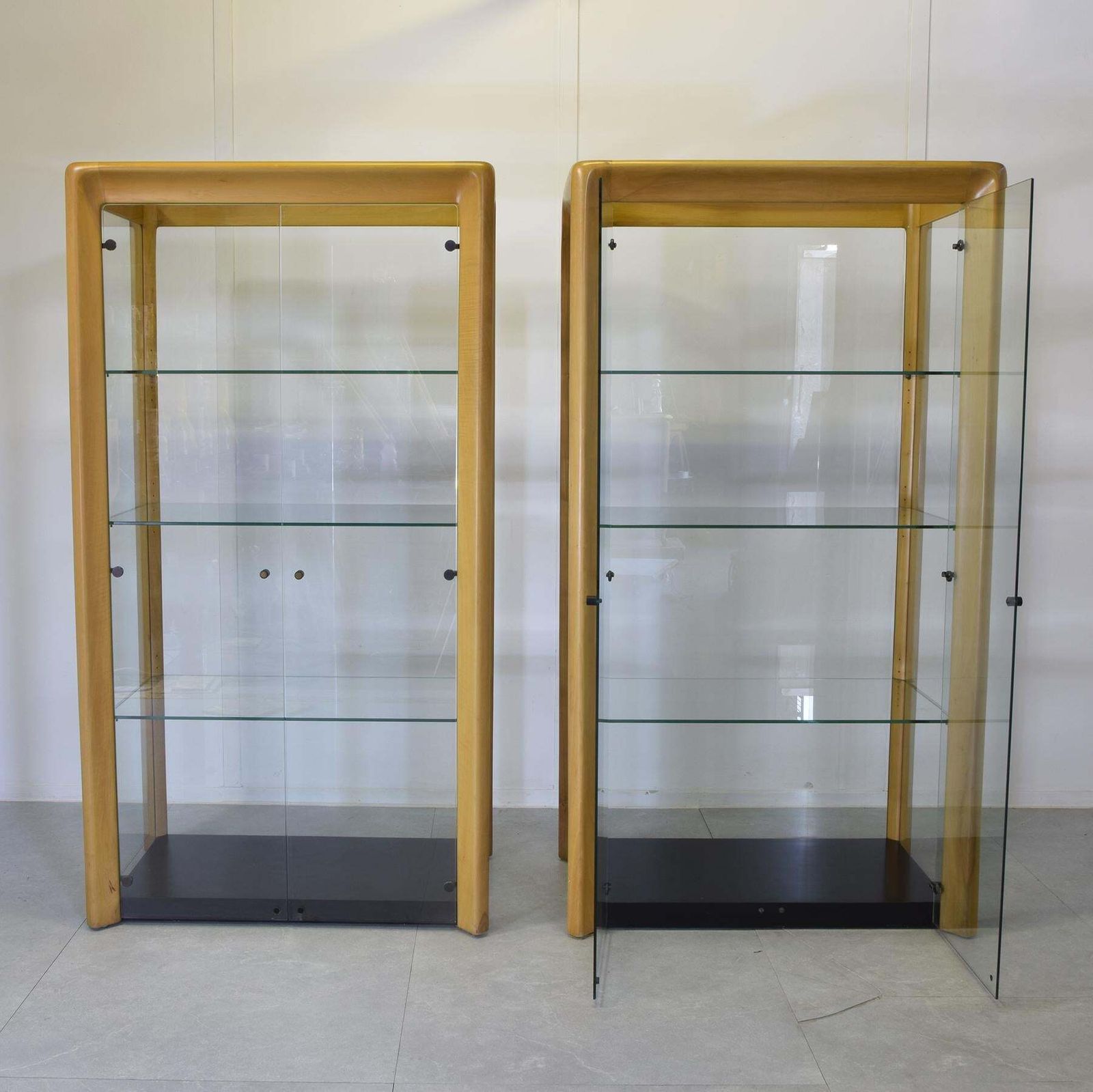 5876.0 Angelo Mangiarotti Set Of Two Showcases De Nos 1970s. photo