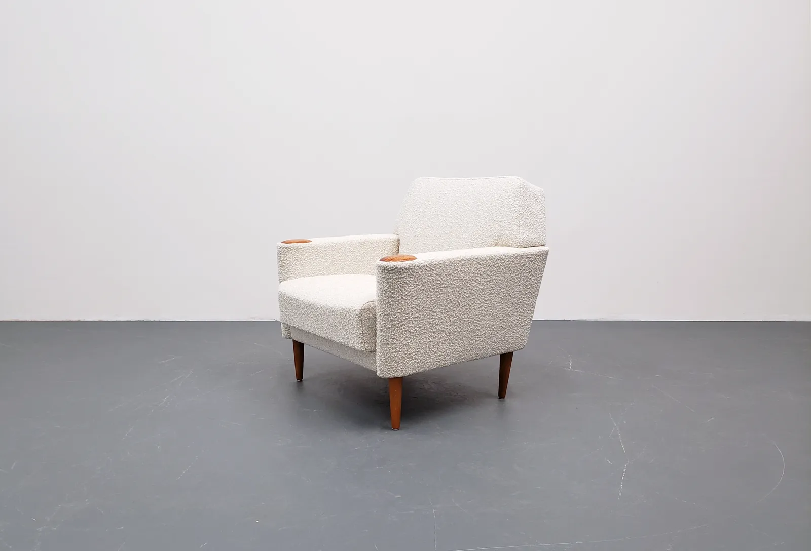 1960's Danish Lounger Chair In Beige Boucle