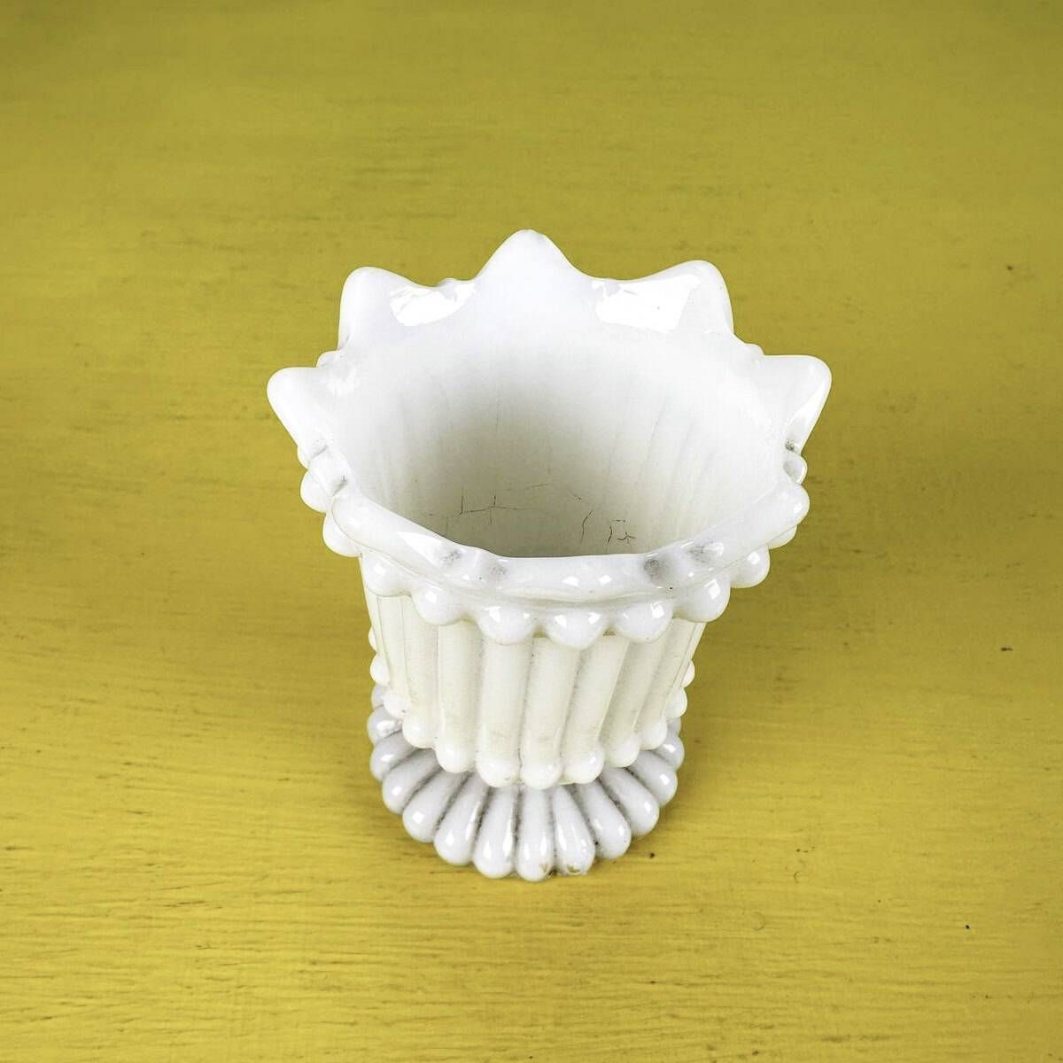 Vintage Eierdopje Van Opaalkleurig Glas photo furniture