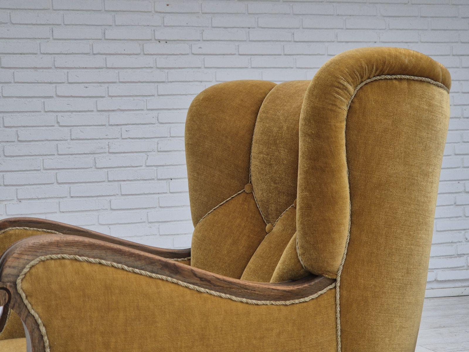 Meubels Jaren 1960, Deense Relaxfauteuil, Geel Honingkleurig Meubelvelours, Eikenhout, Jaren 1960. photo