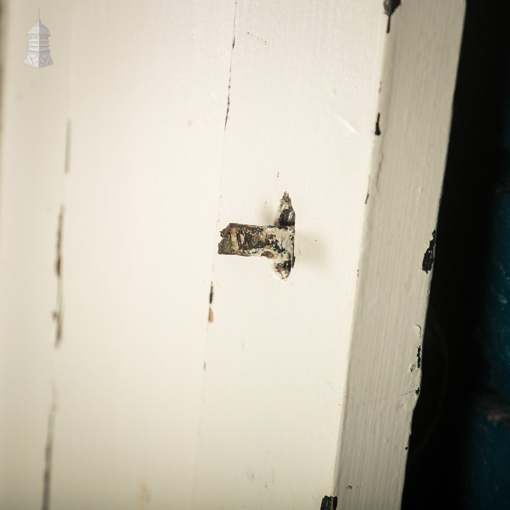 photo vinterior Reclaimed 4 Panel Door – Distressed White & Black Paint, Suffolk Latch.