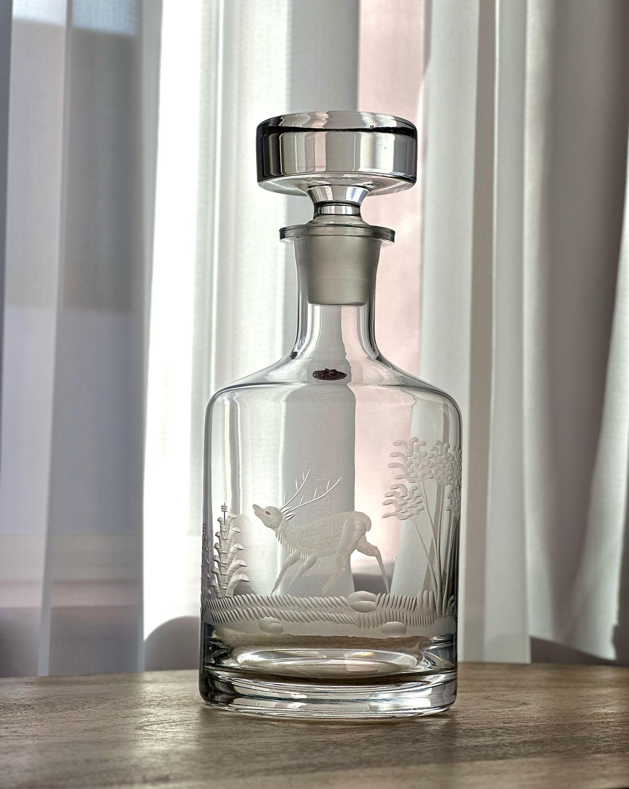 Romanian Engraved Glass Decanter – Stag & Forest Scene, 27cm photo vinterior