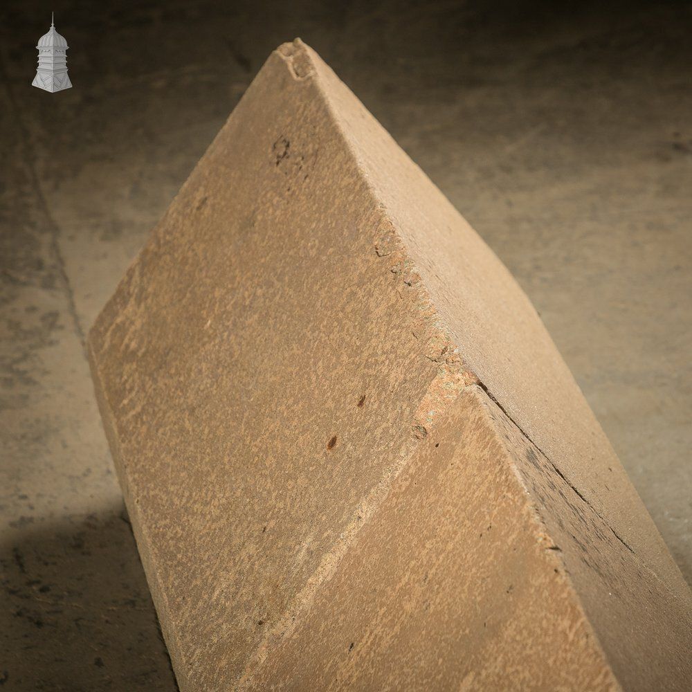 photo furniture Large Triangle Copings, Composition Stone, Batch Of 3