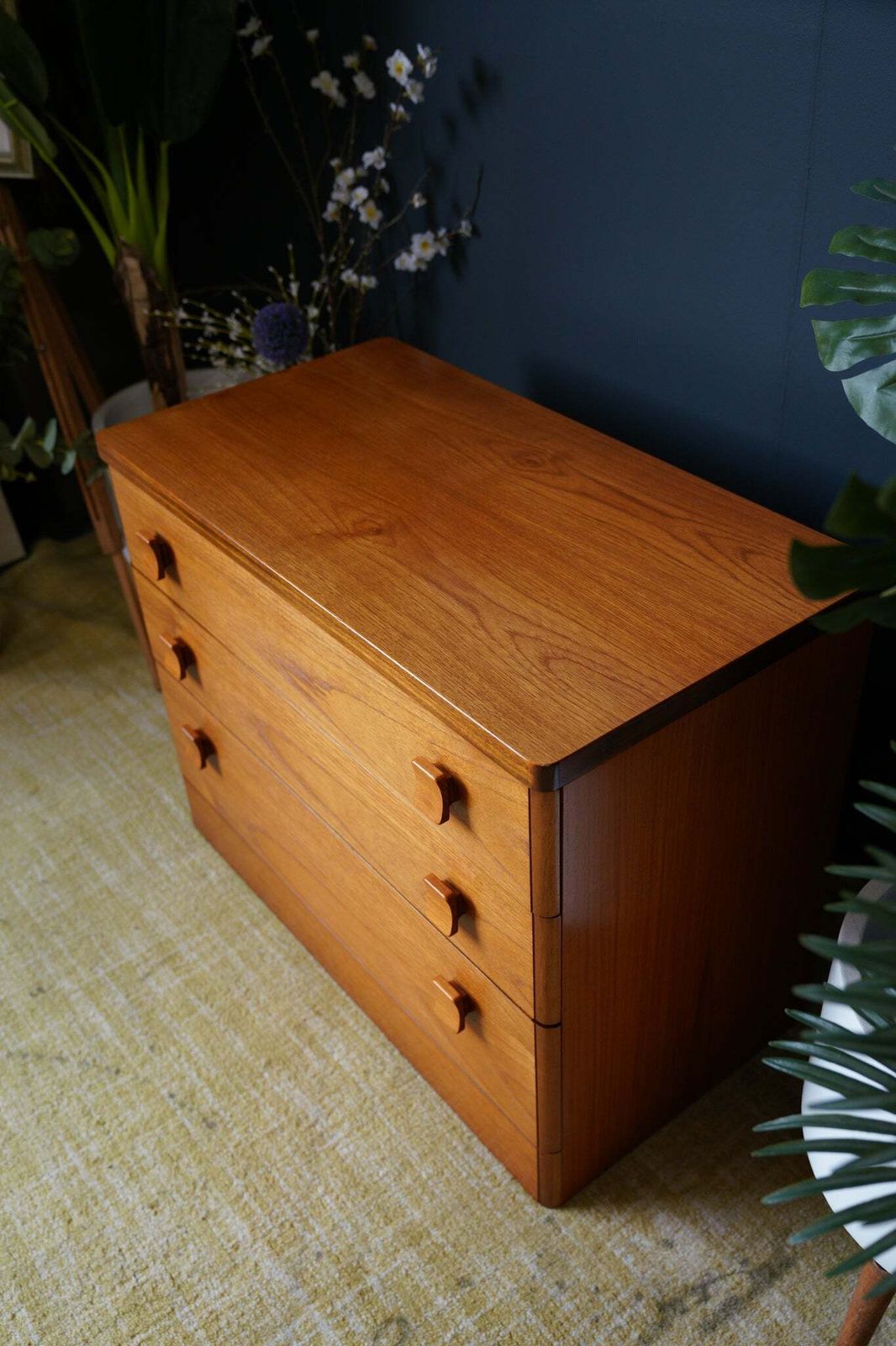 Vintage Mid Century Stag Chest Of Drawers – Timeless British Craftsmanship photo vinterior