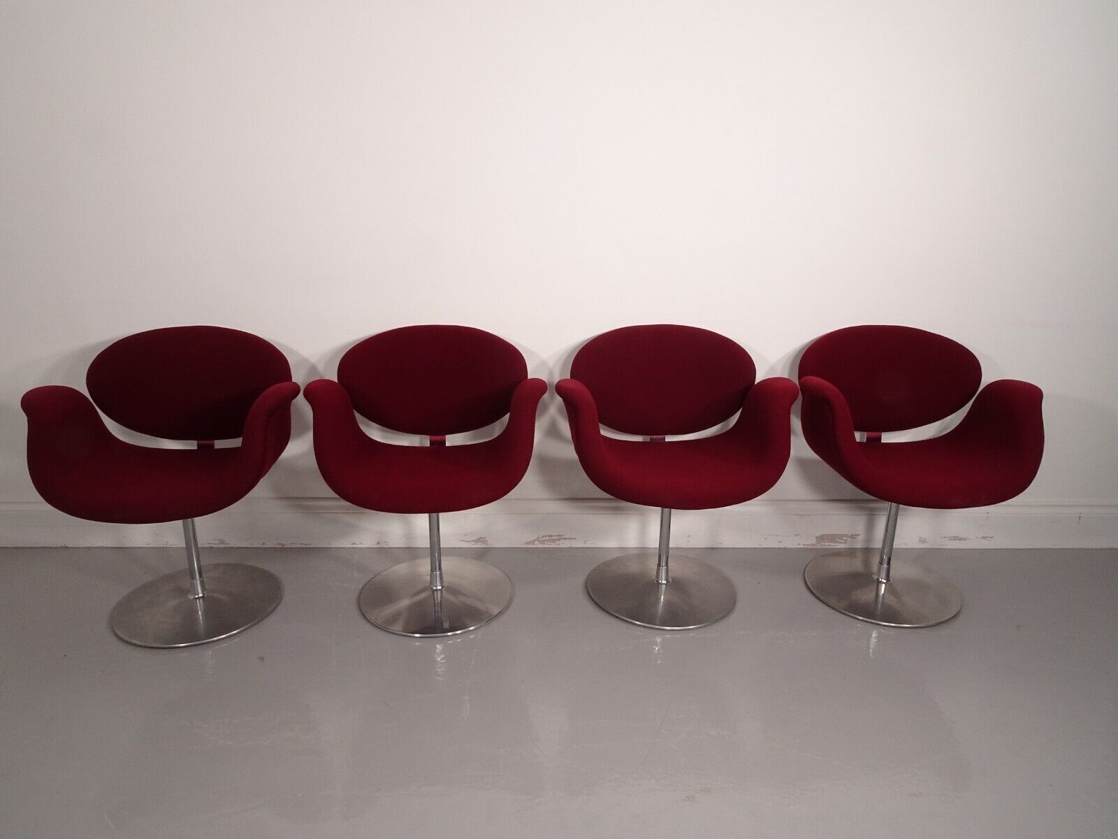 Stunning Set Of 4 Artifort Tulip Chairs In Burgundy Fabric