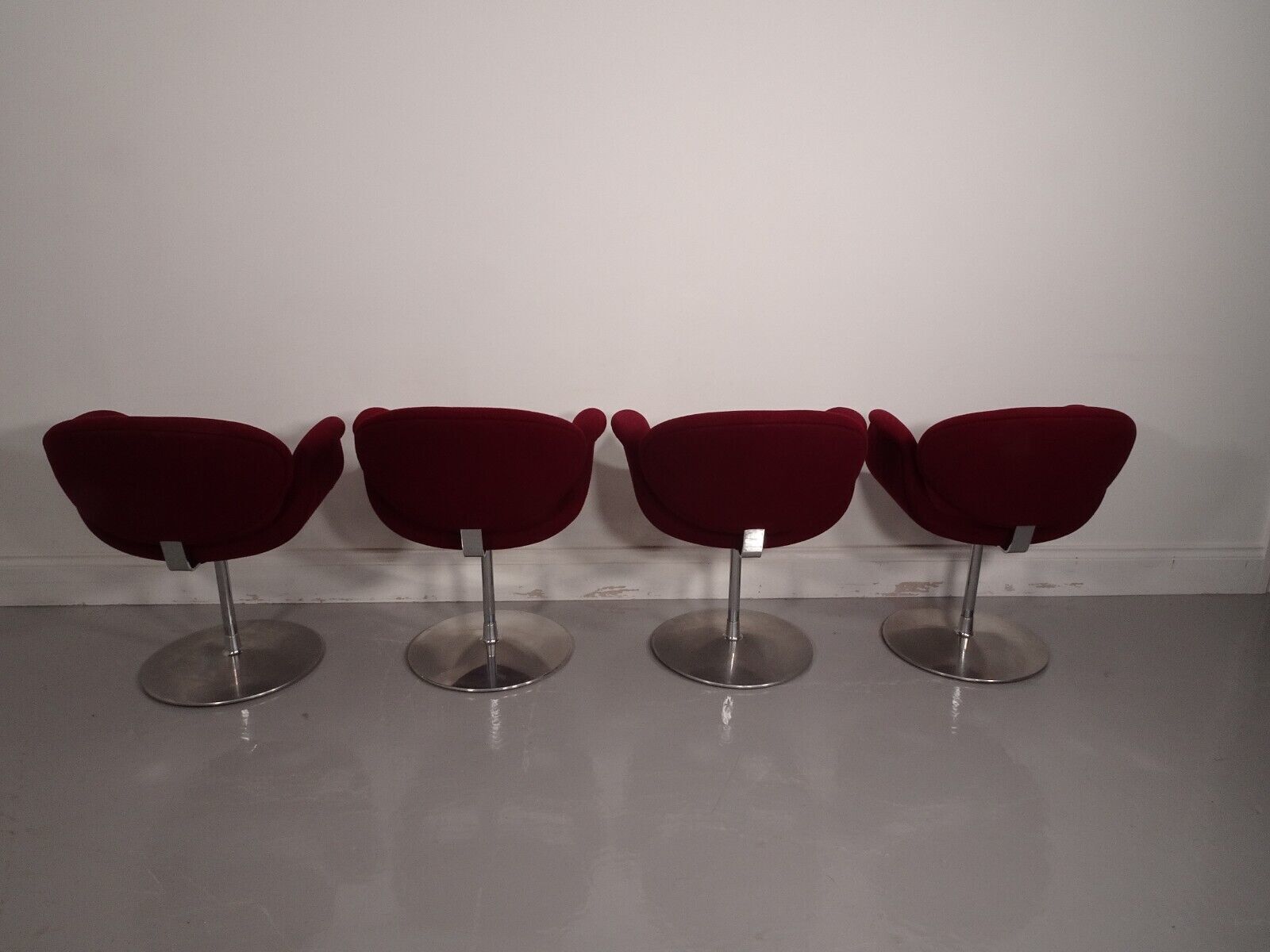photo furniture Stunning Set Of 4 Artifort Tulip Chairs In Burgundy Fabric