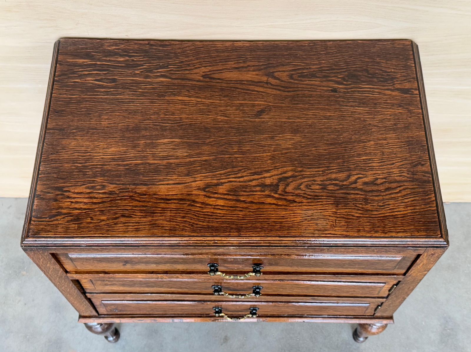 Table d'appoint mid-century française en noyer, un tiroir et porte dissimulée, années 1950 photo vintage