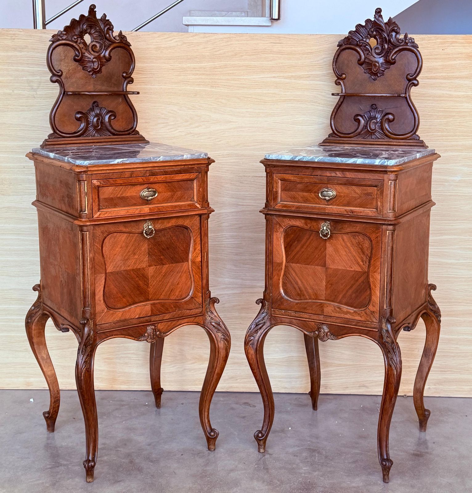 Tables de chevet françaises d'époque en acajou, plateau en marbre et fronton, 1900 photo Mobilier