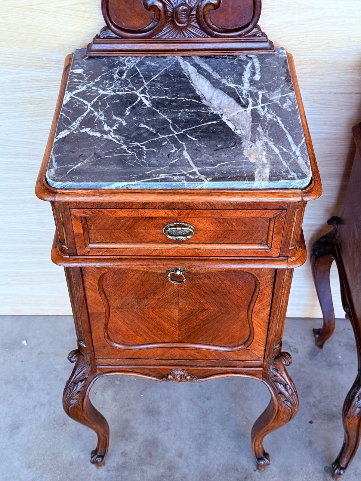 photo for sale Tables de chevet françaises d'époque en acajou, plateau en marbre et fronton, 1900