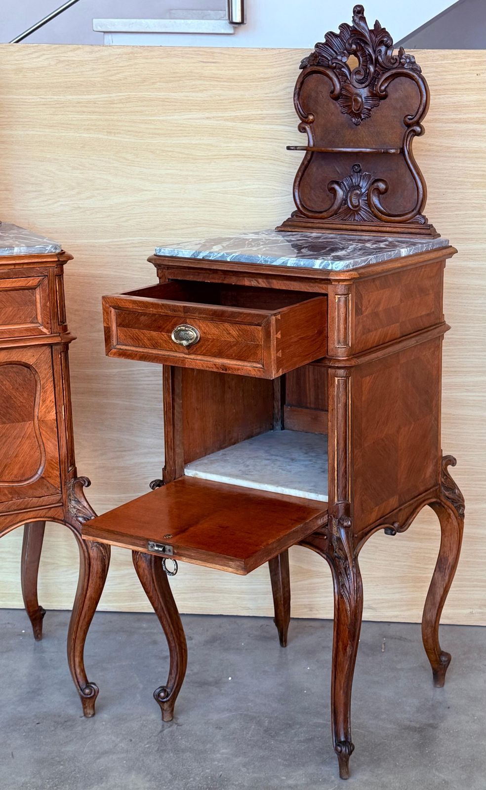 2698.0 Tables de chevet françaises d'époque en acajou, plateau en marbre et fronton, 1900 photo