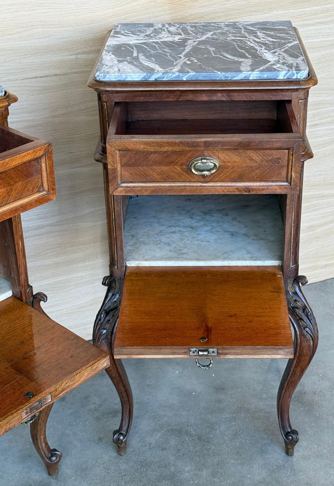 photo furniture Tables de chevet d'époque françaises en acajou, plateau en marbre, 1900