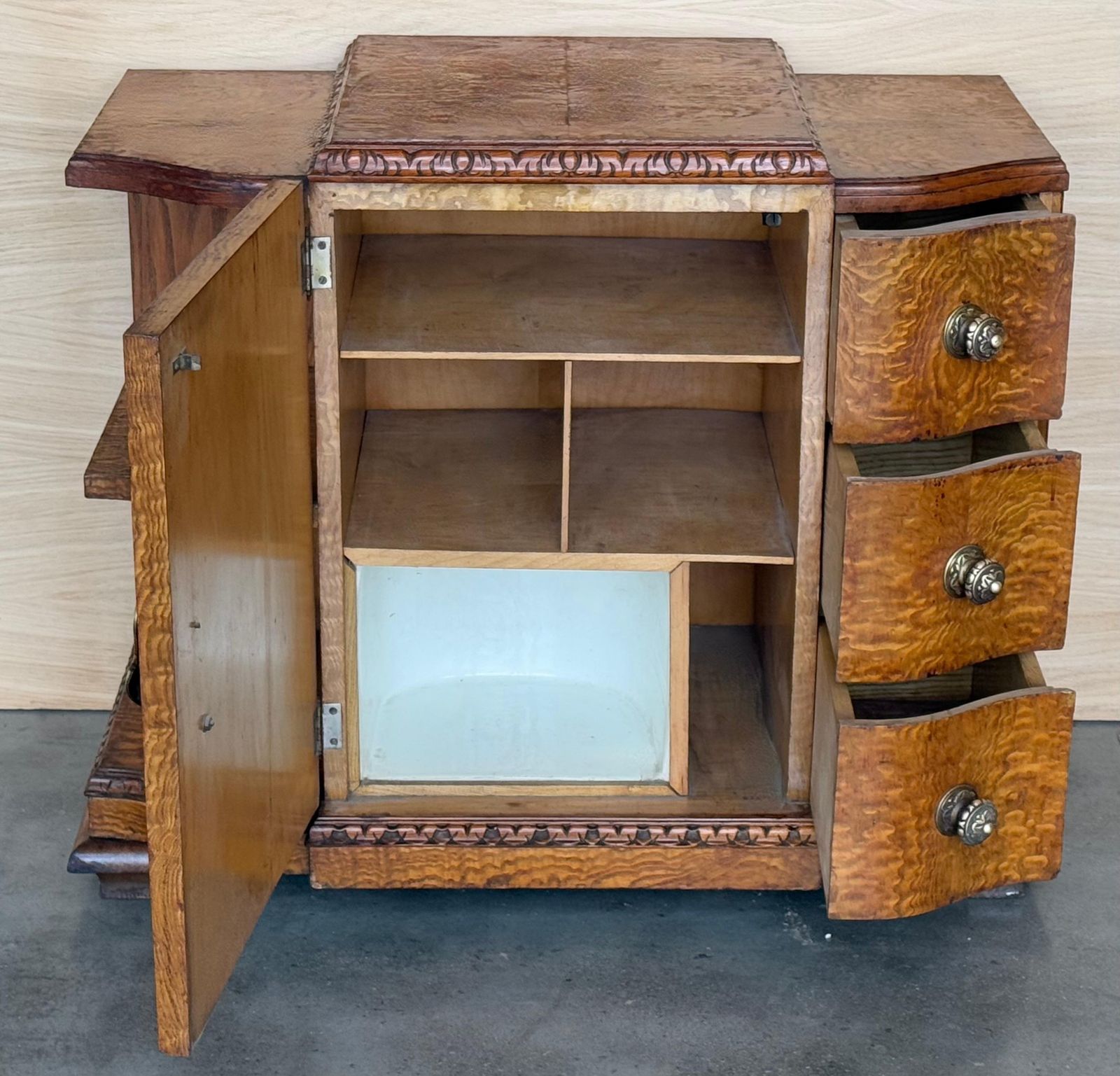 Paire de cabinets de chevet Art déco en loupe de noyer massif photo buy