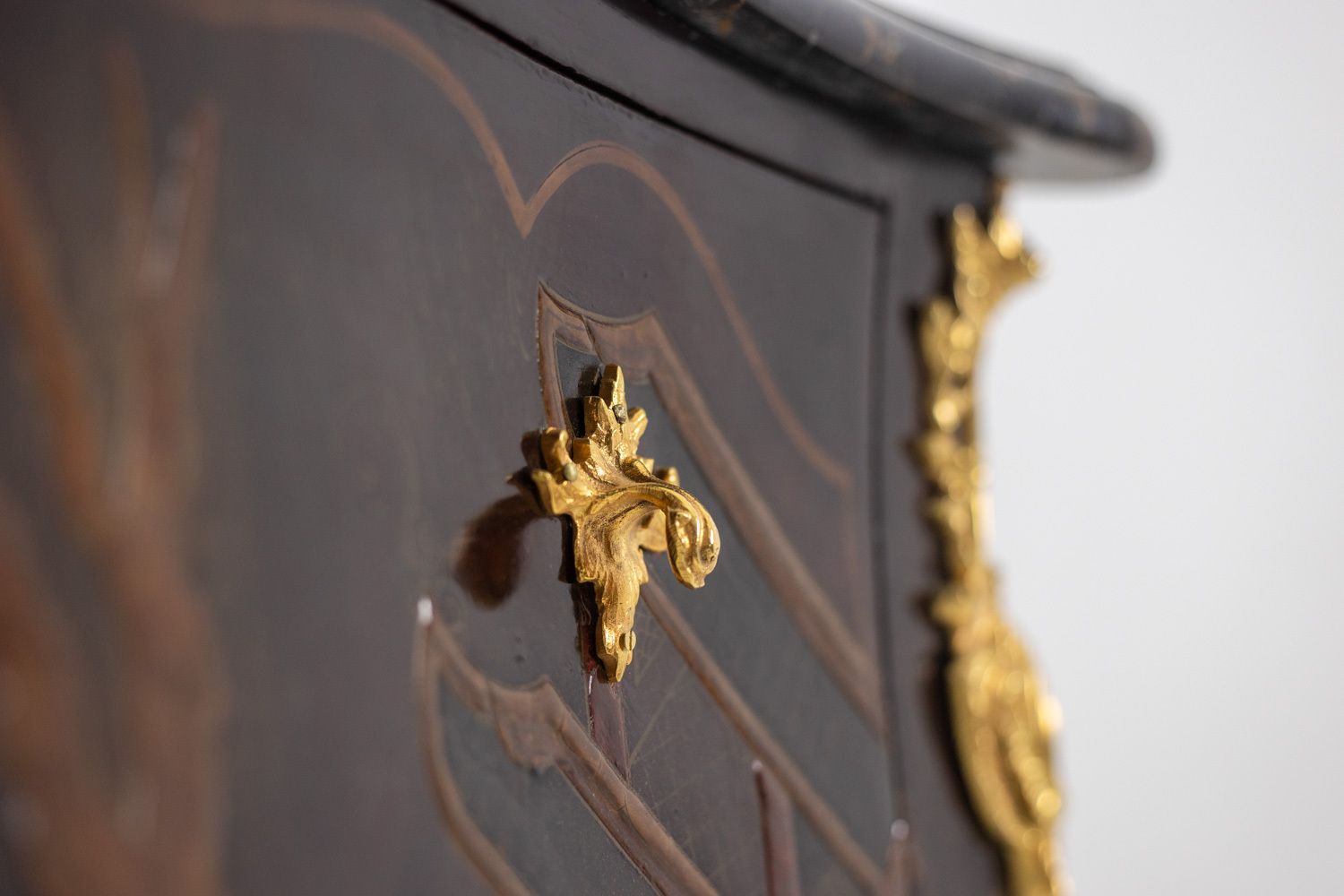 photo vintage Lacquer Saute Chest Of Drawers With Marble. 1950s.