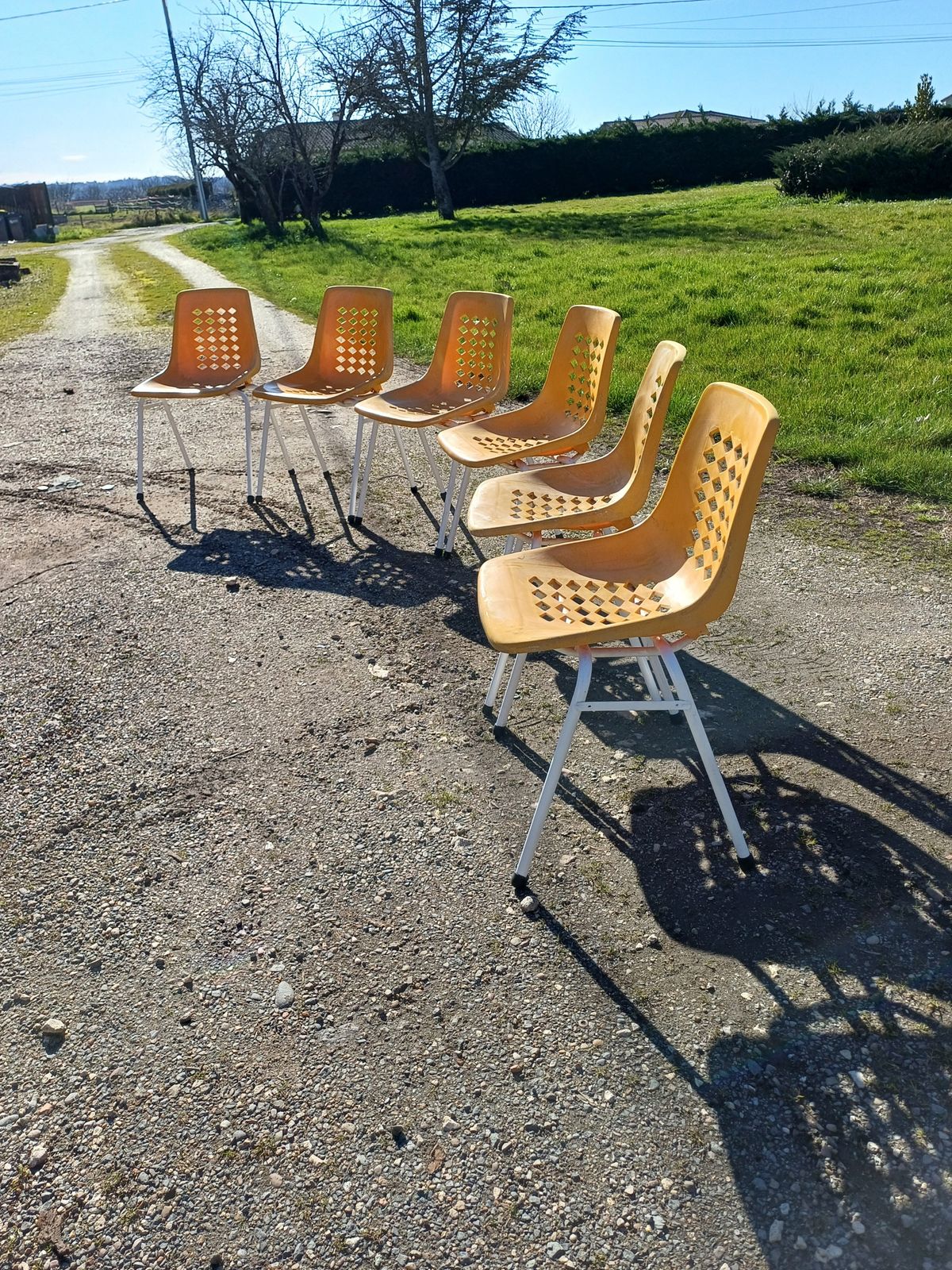 photo vinterior 6 Vintage Iron And Orange Plastic Garden Chairs