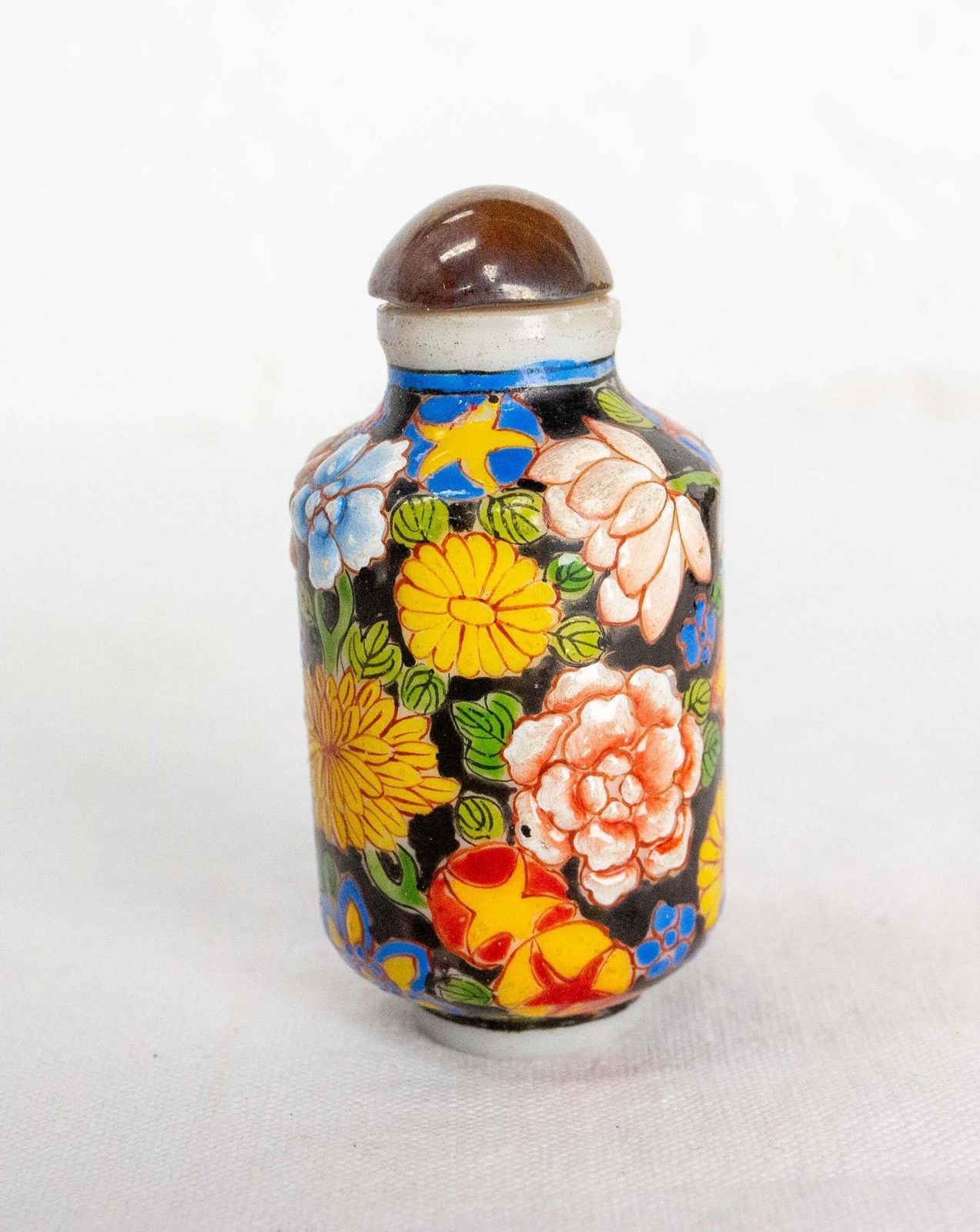 photo furniture Set Of Four Chinese Snuffboxes Or Snuff Bottles, Porcelain Enemaled Early 20th C