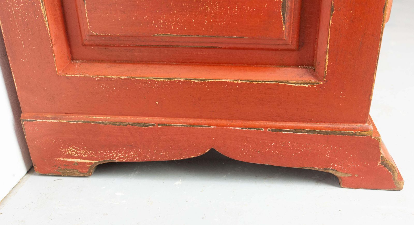 photo vintage French Commode Or Patinated Red Chest Of Drawers Spanish Style, 20th Mid Century