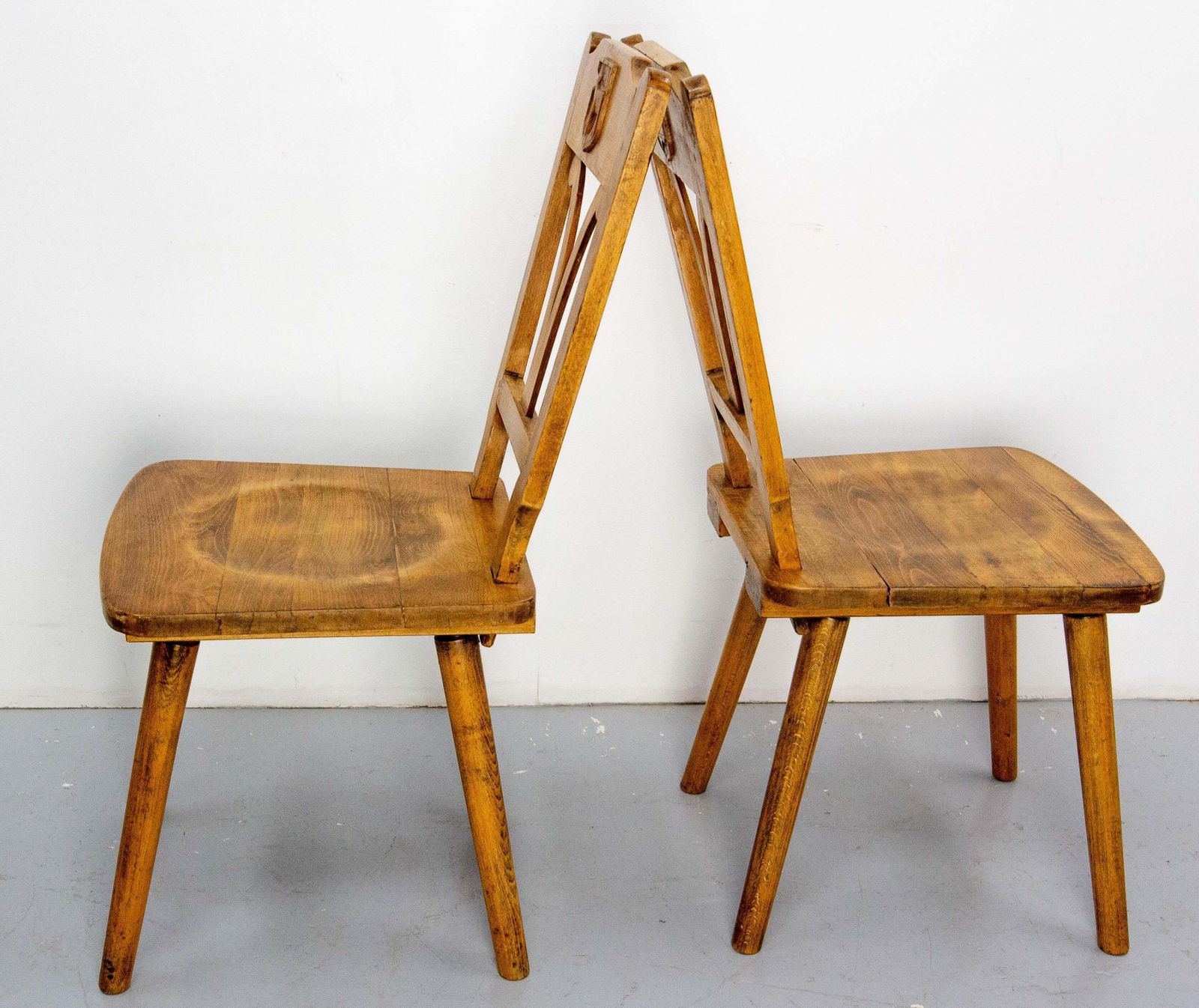 Set Of Four Massive Oak Chairs With Hunting Crests France, Mid 20th Century photo vinterior