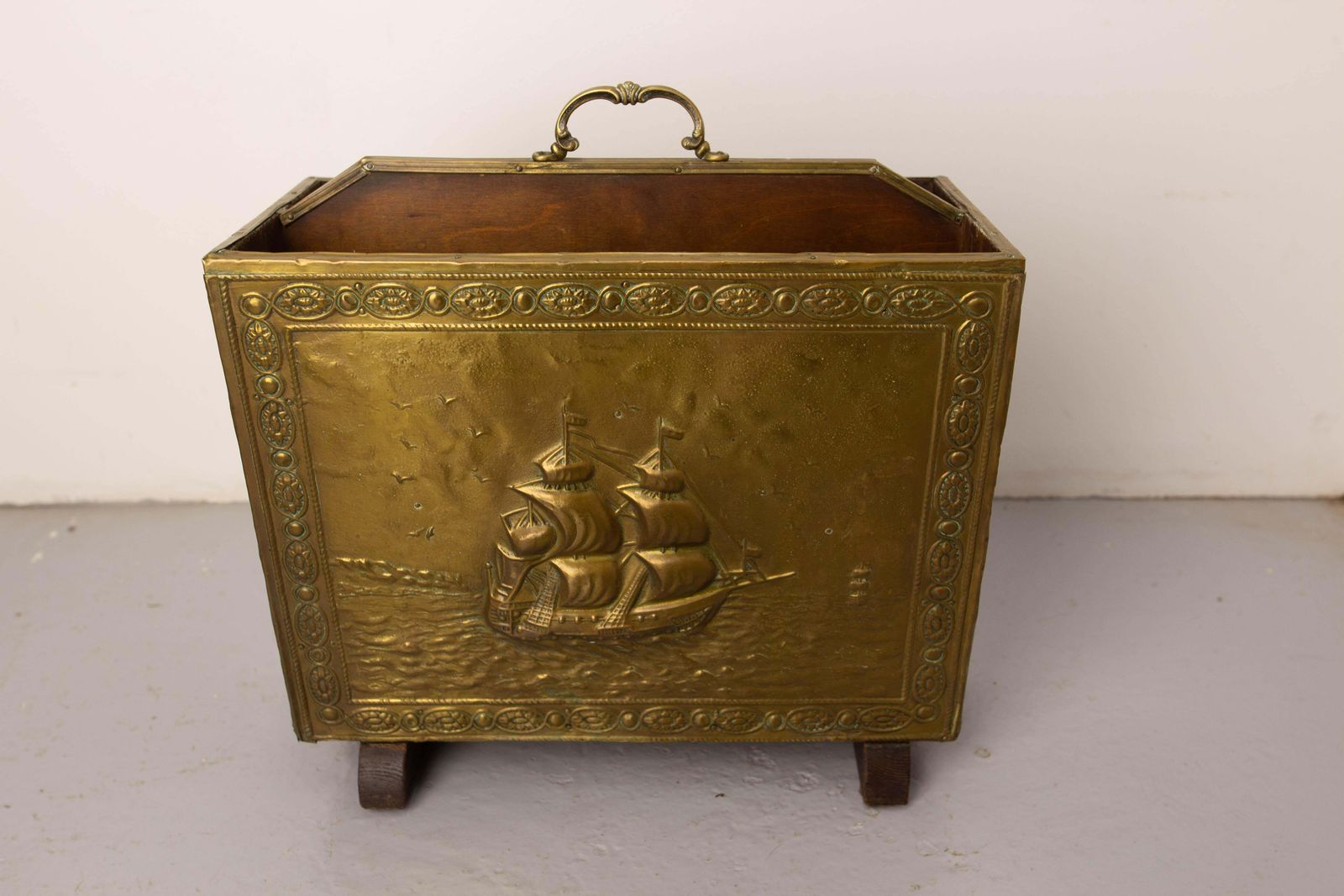 French Magazine Rack Embossed Brass & Wood Representing Spanish Galleons C. 1960 photo vinterior