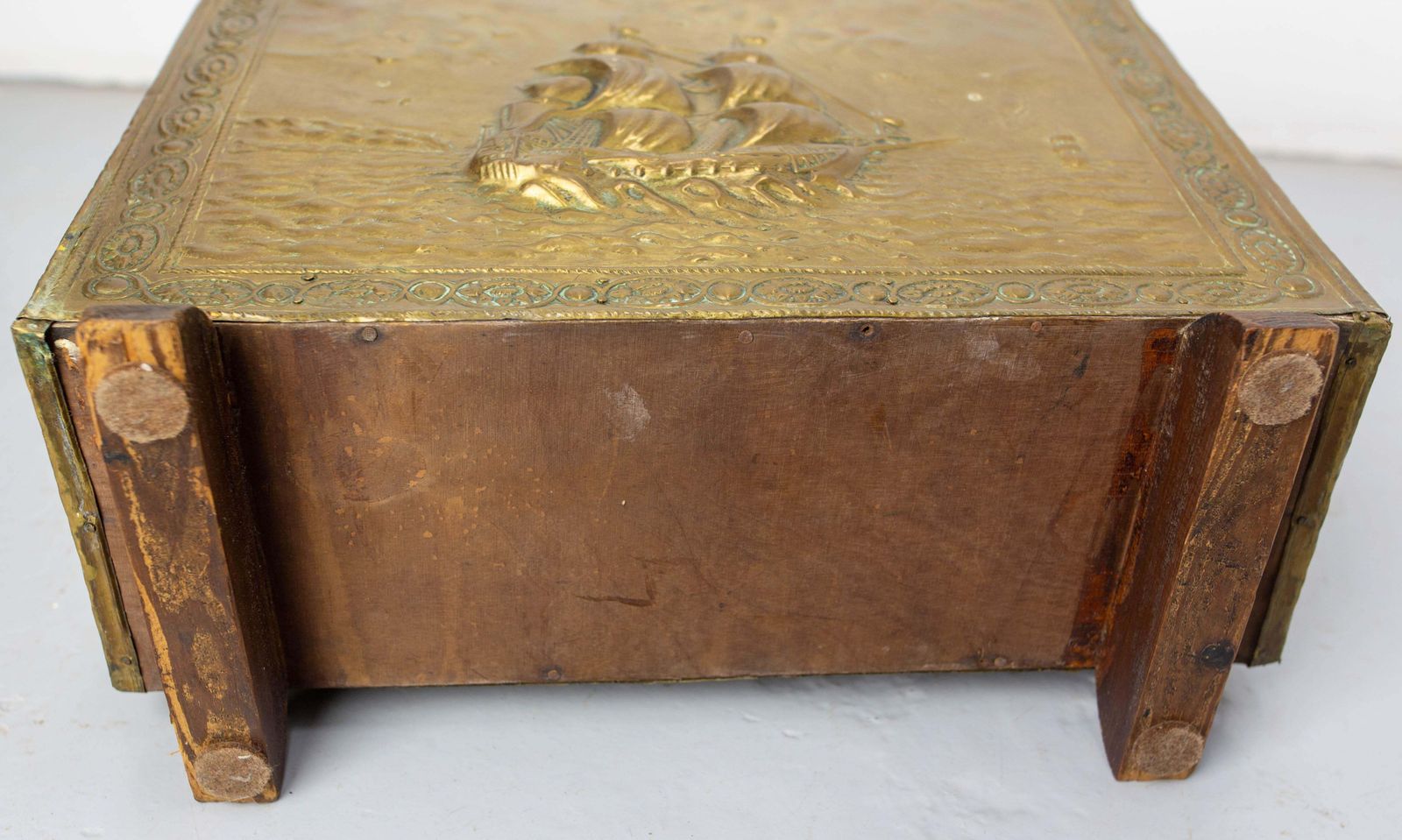 photo vintage French Magazine Rack Embossed Brass & Wood Representing Spanish Galleons C. 1960
