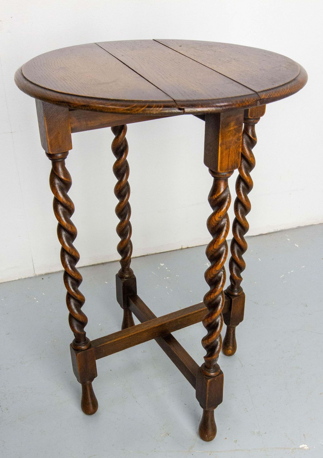 1383.0 English Vintage Oak Nesting Tables Serie, Turned Legs Circa1940 photo