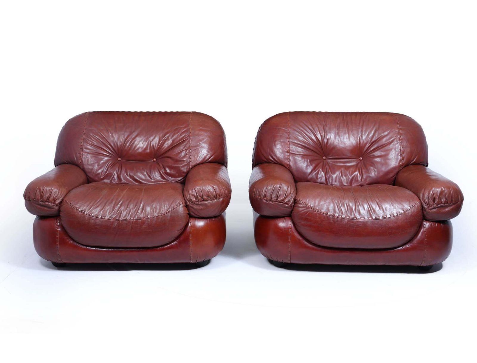 Pair Of Lounge Chairs In Leather By Sapporo For Mobil Girgi, Italy 1970 photo for sale