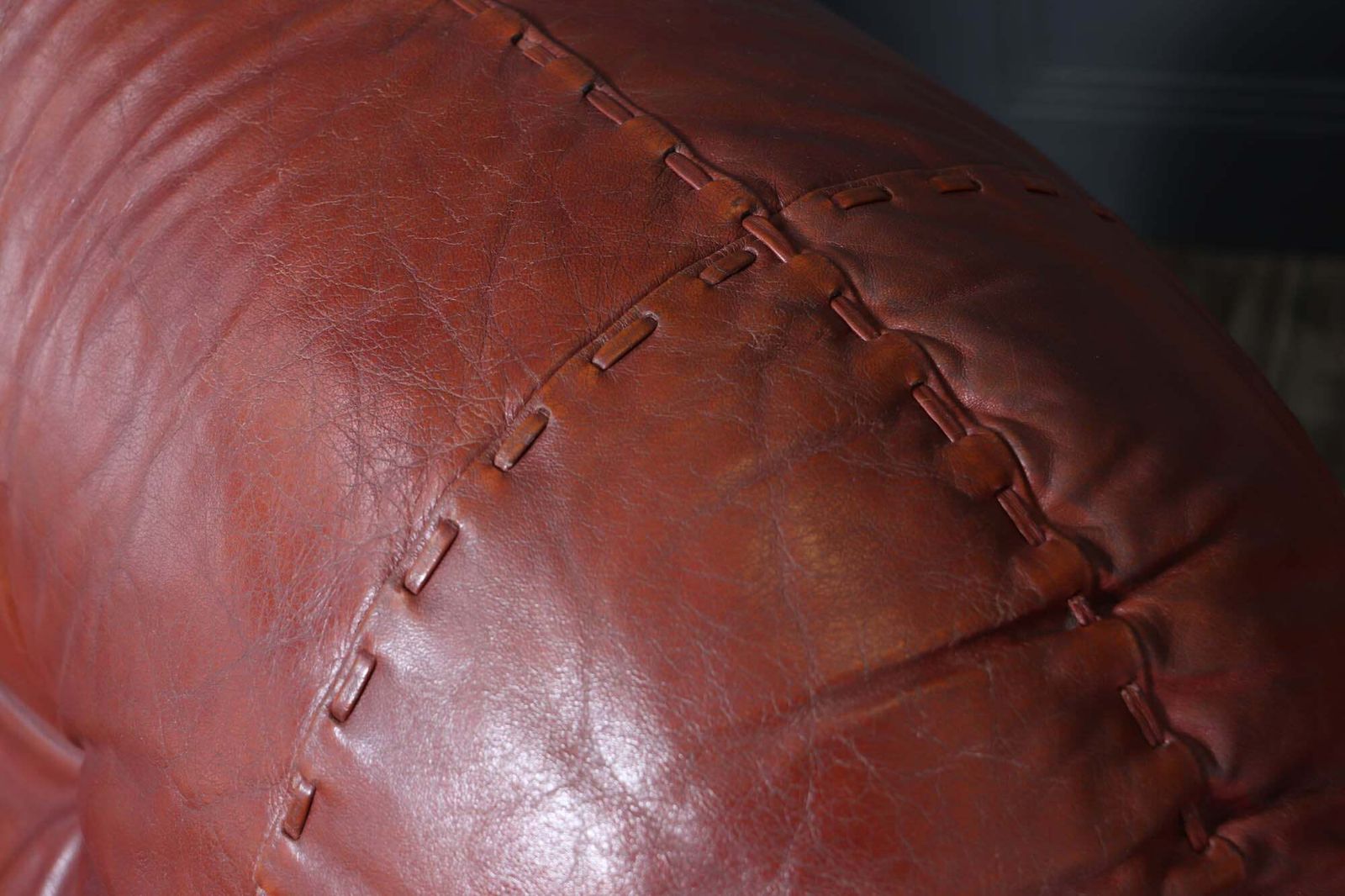 photo buy Pair Of Lounge Chairs In Leather By Sapporo For Mobil Girgi, Italy 1970