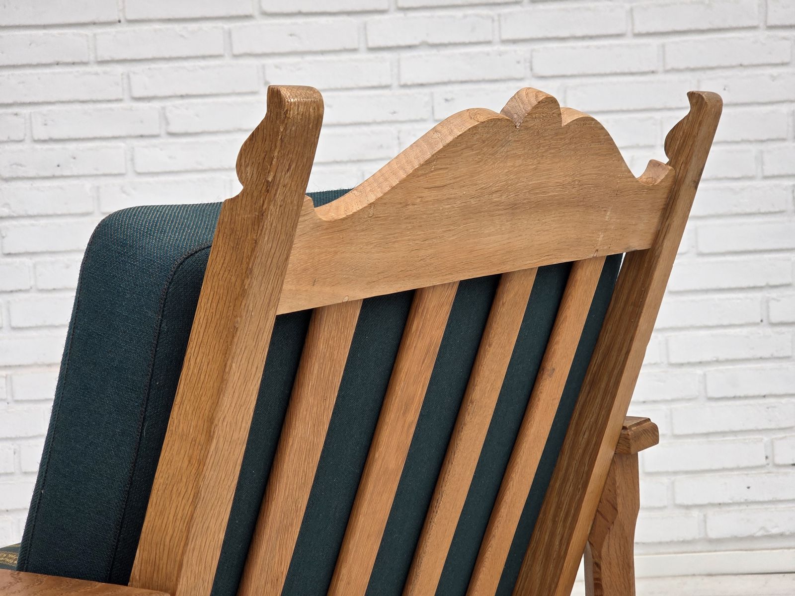 photo vinterior 1970s, Scandinavian Lounge Chair, Green Furniture Wool, Solid Oak Wood.