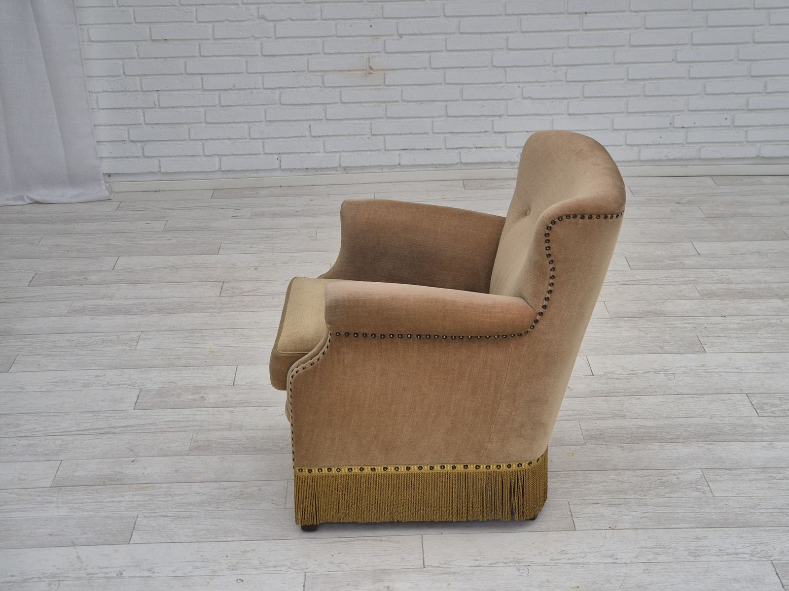 photo vintage 1960s, Danish Lounge Chair, Green Furniture Velour, Original Condition.