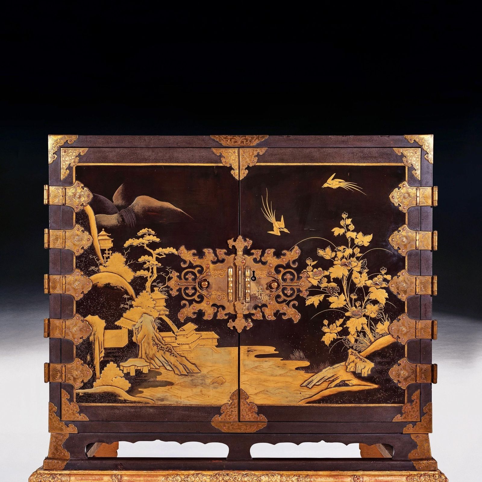 photo furniture 17th Century Japanese Lacquer Cabinet On French Giltwood Regence Stand